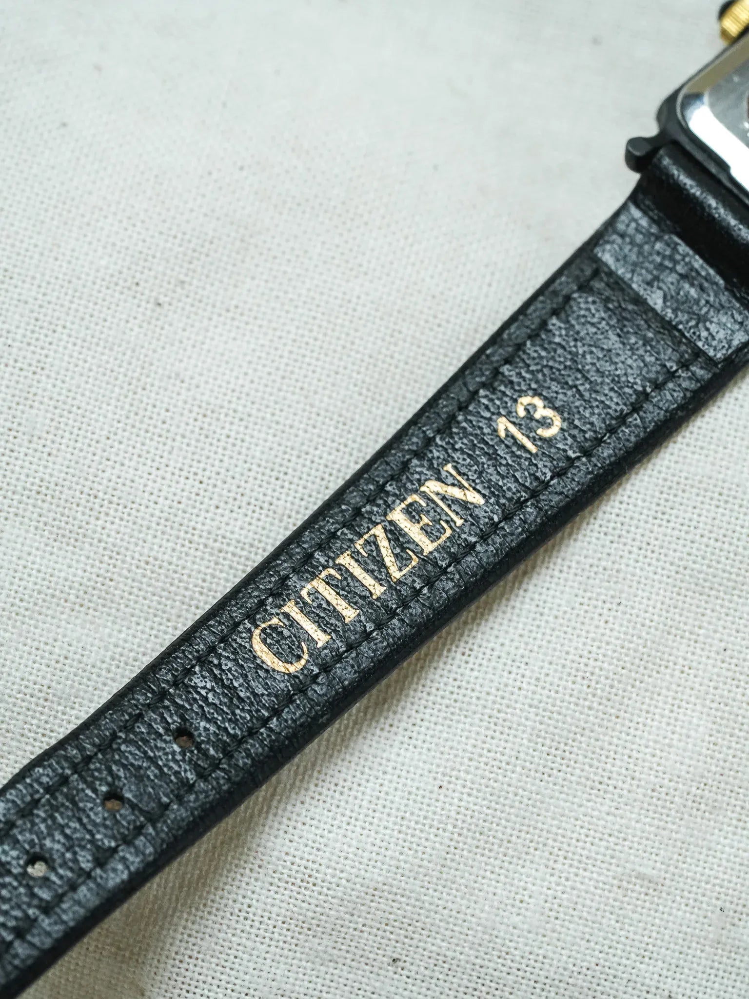 Citizen - Mini Tank PVD Noir Cadran blanc tapissé Dorures Or - NOS - 1980s - Atelier Victor