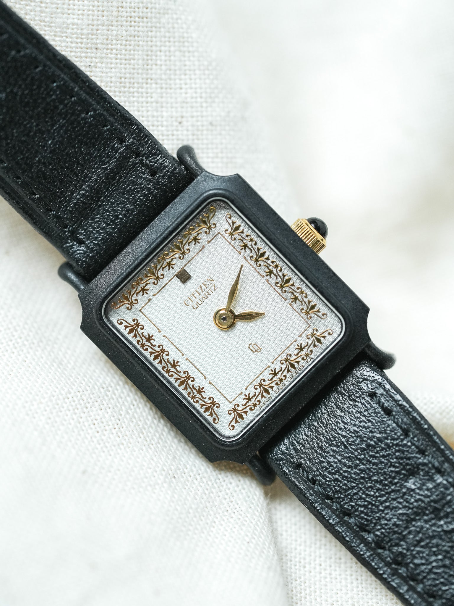 Citizen - Mini Tank PVD Noir Cadran blanc tapissé Dorures Or - NOS - 1980s - Atelier Victor - Vintage  Shop