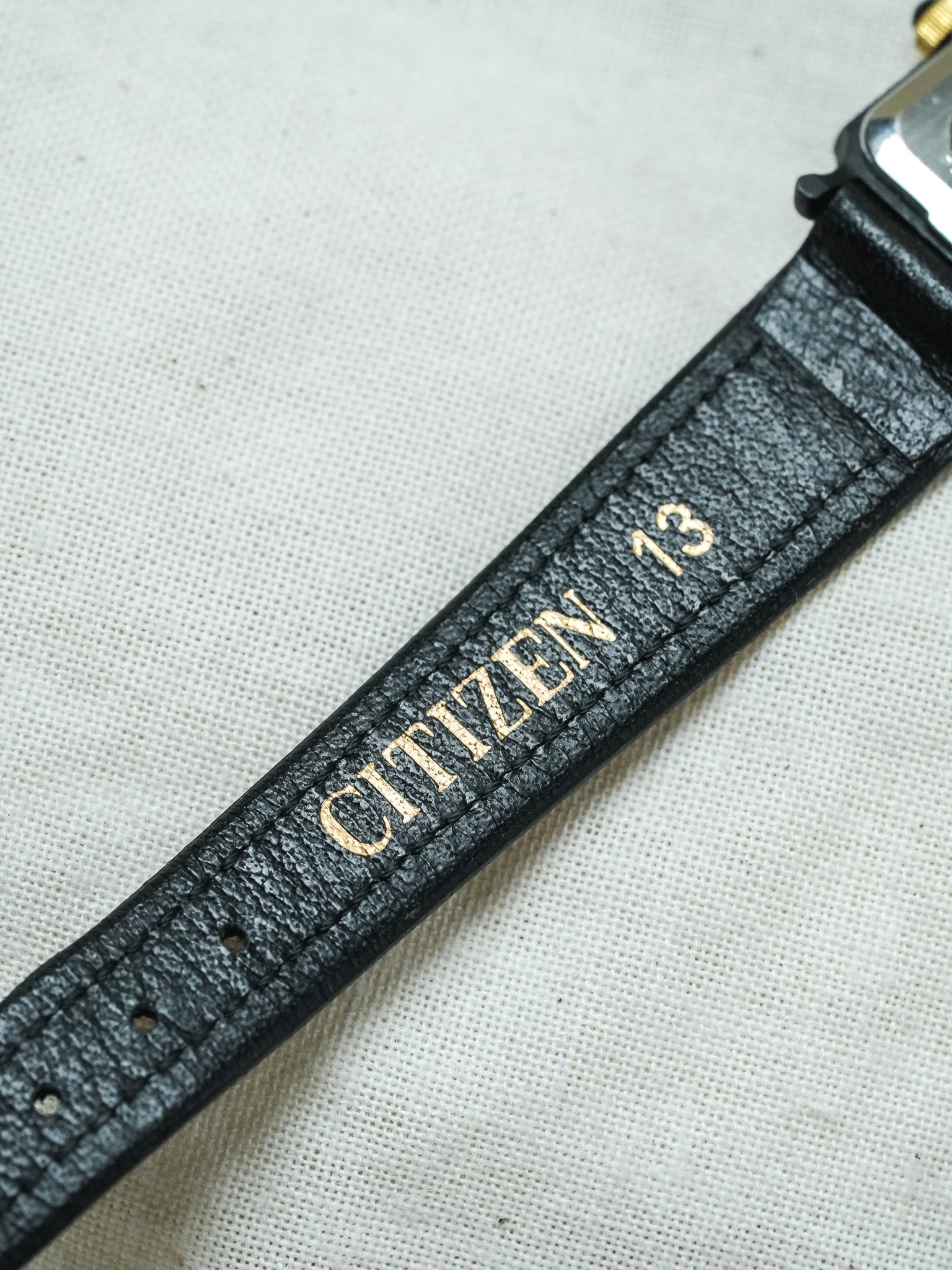 Citizen - Mini Tank PVD Noir Cadran blanc tapissé Dorures Or - NOS - 1980s - Atelier Victor - Vintage  Shop