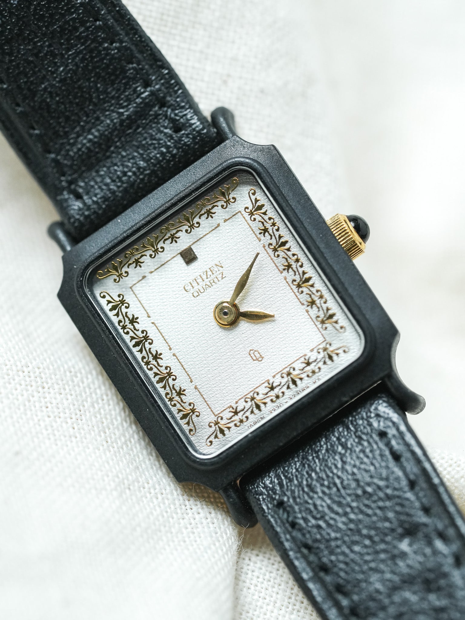Citizen - Mini Tank PVD Noir Cadran blanc tapissé Dorures Or - NOS - 1980s - Atelier Victor - Vintage  Shop