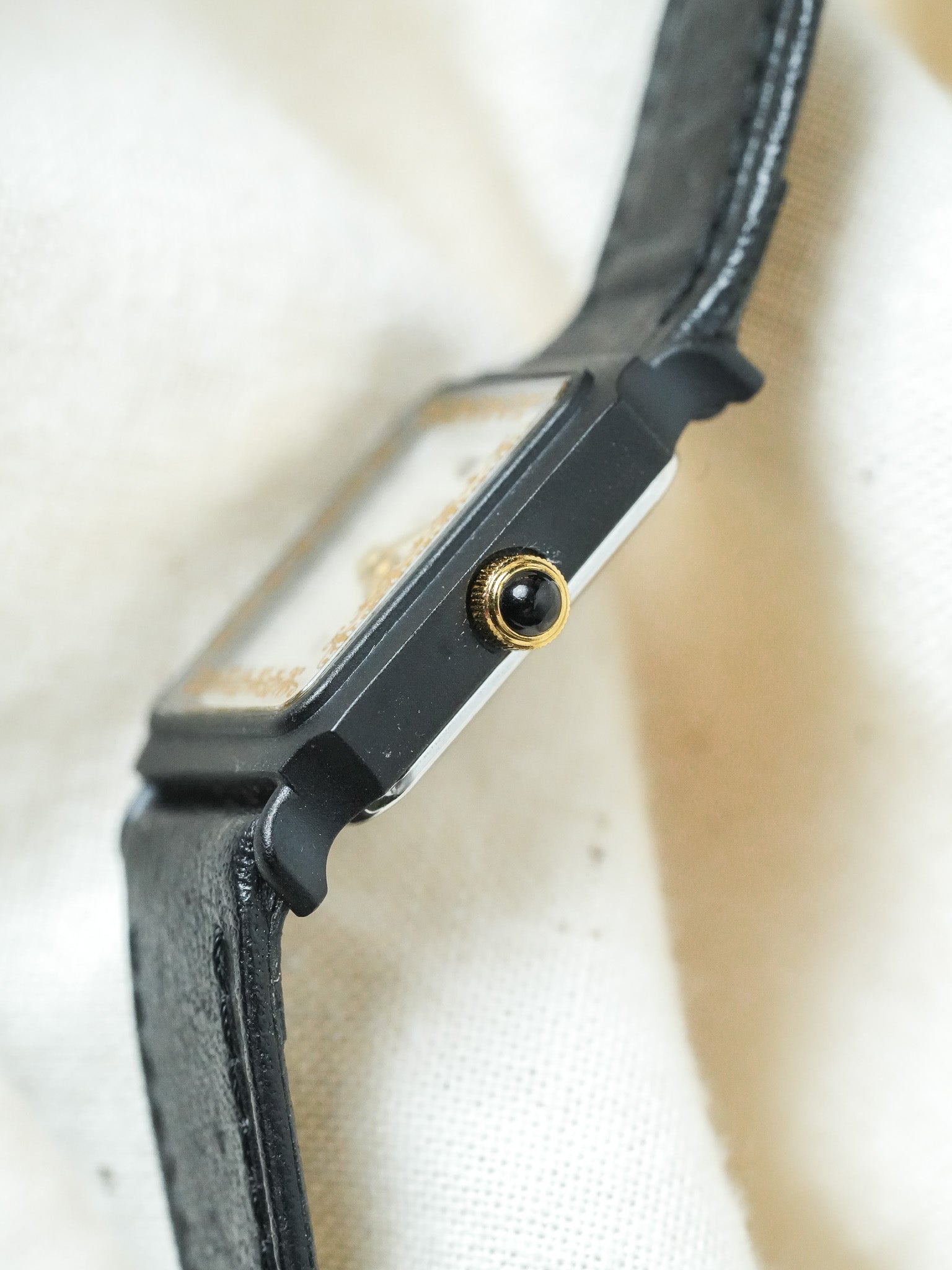 Citizen - Mini Tank PVD Noir Cadran blanc tapissé Dorures Or - NOS - 1980s - Atelier Victor - Vintage  Shop