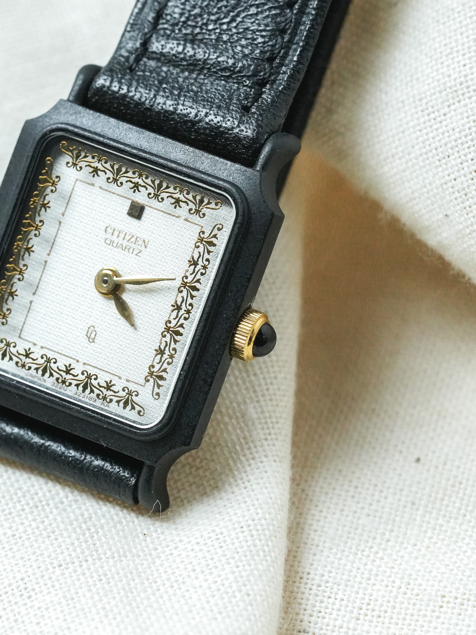Citizen - Mini Tank PVD Noir Cadran blanc tapissé Dorures Or - NOS - 1980s - Atelier Victor - Vintage  Shop