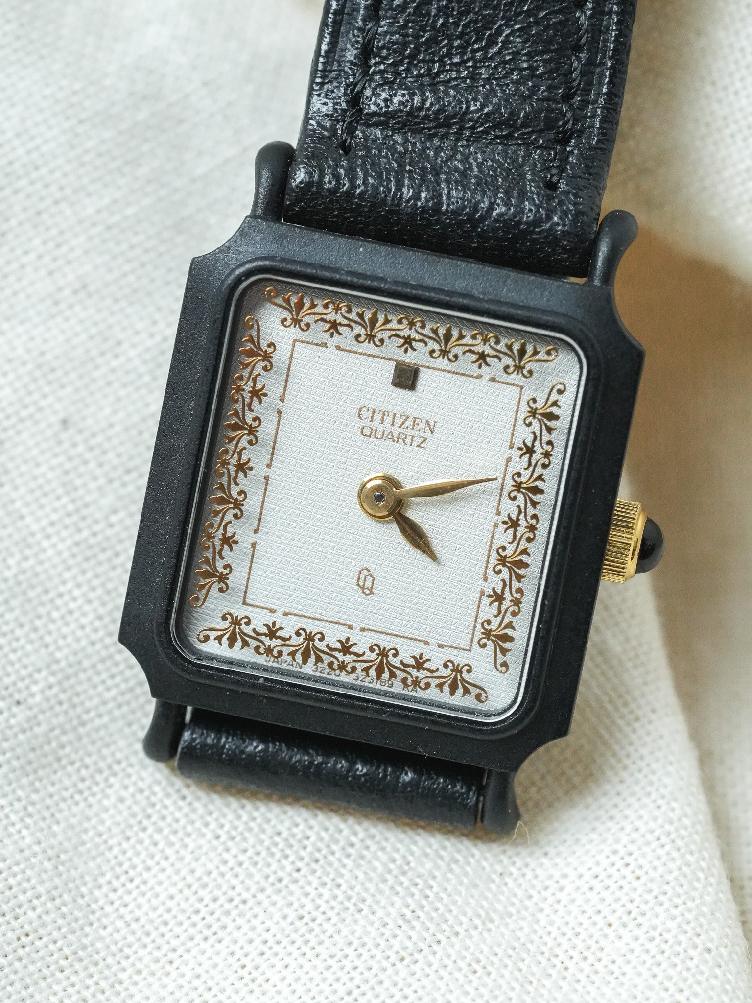Citizen - Mini Tank PVD Noir Cadran blanc tapissé Dorures Or - NOS - 1980s - Atelier Victor - Vintage  Shop