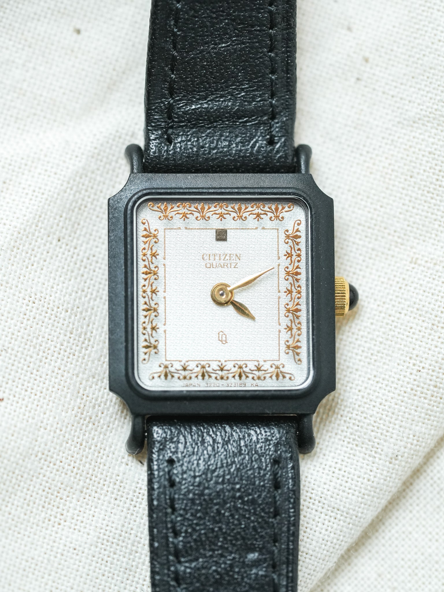 Citizen - Mini Tank PVD Noir Cadran blanc tapissé Dorures Or - NOS - 1980s - Atelier Victor - Vintage Watch Shop