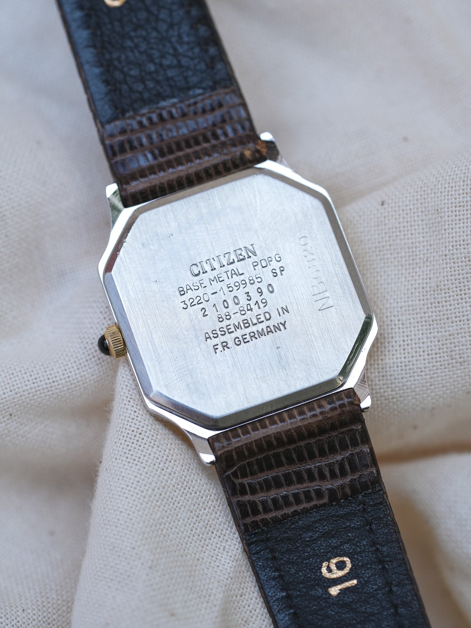 Citizen - Octogonale Bicolore Cadran Or - NOS - 1982 - Atelier Victor - Vintage  Shop