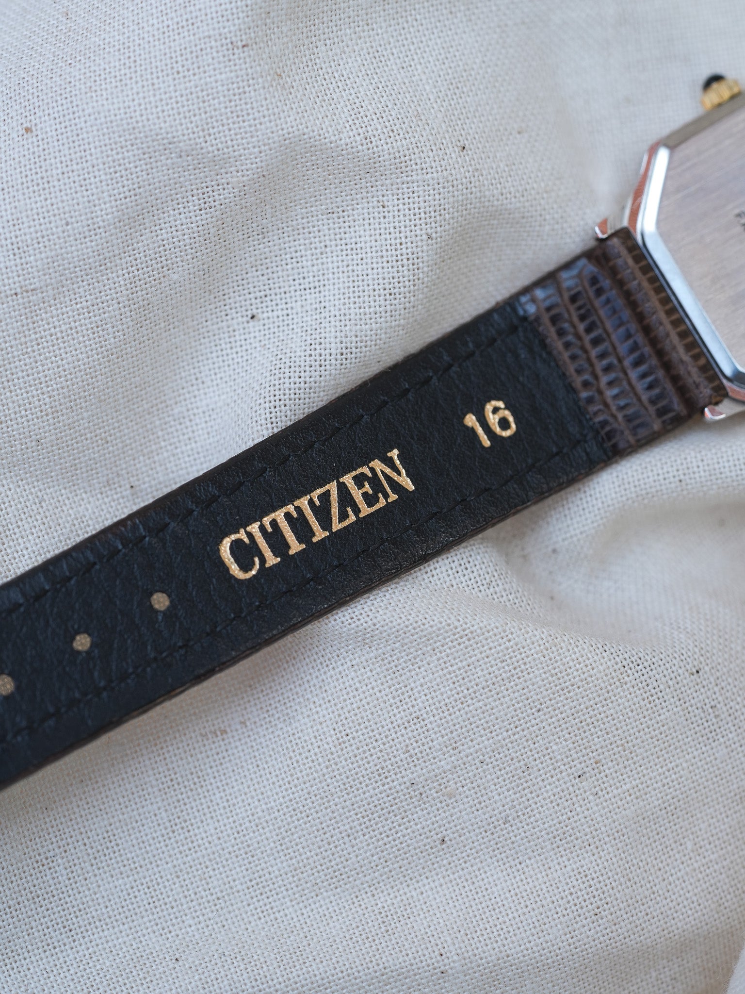 Citizen - Octogonale Bicolore Cadran Or - NOS - 1982 - Atelier Victor - Vintage  Shop