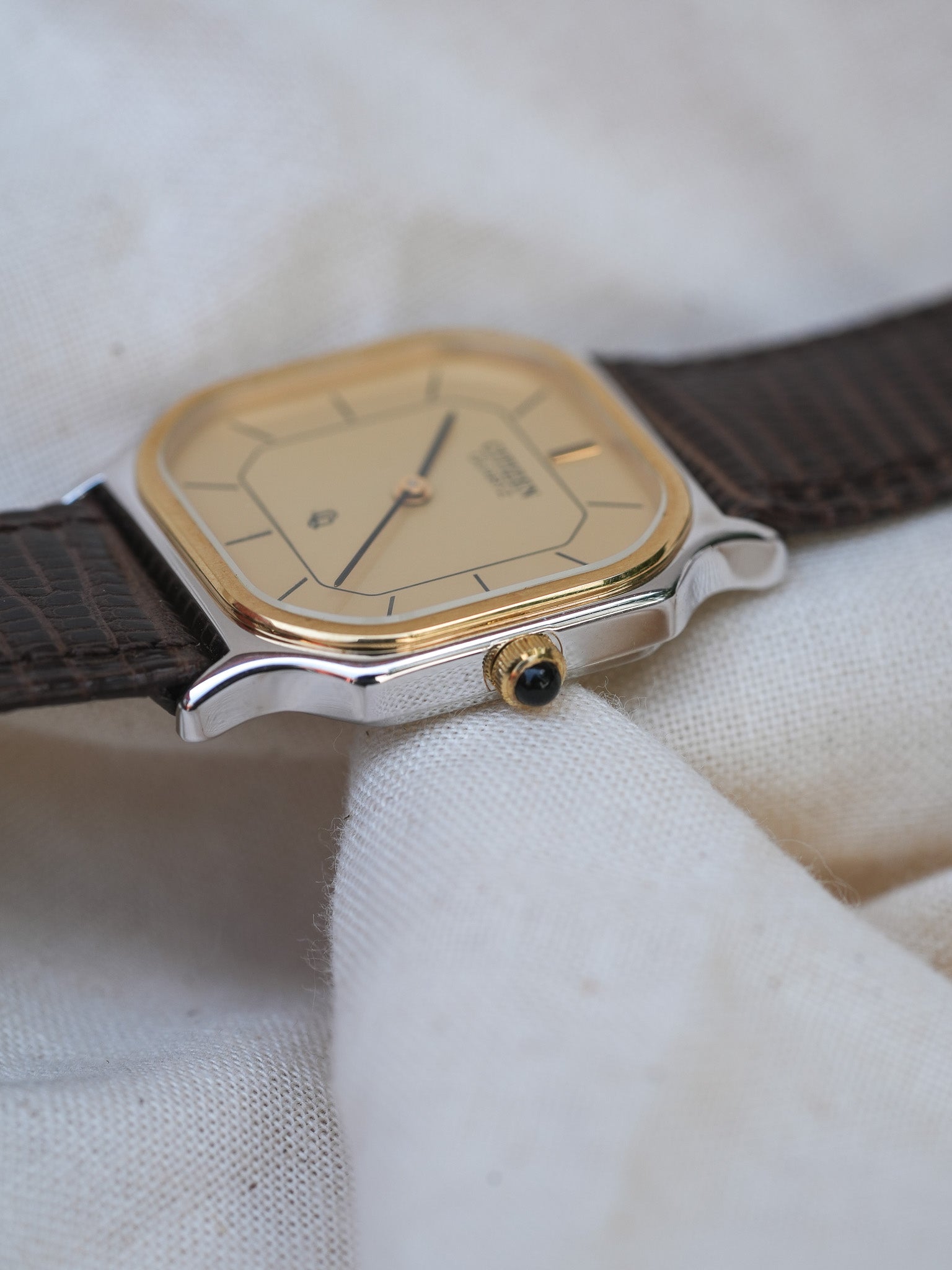 Citizen - Octogonale Bicolore Cadran Or - NOS - 1982 - Atelier Victor - Vintage  Shop