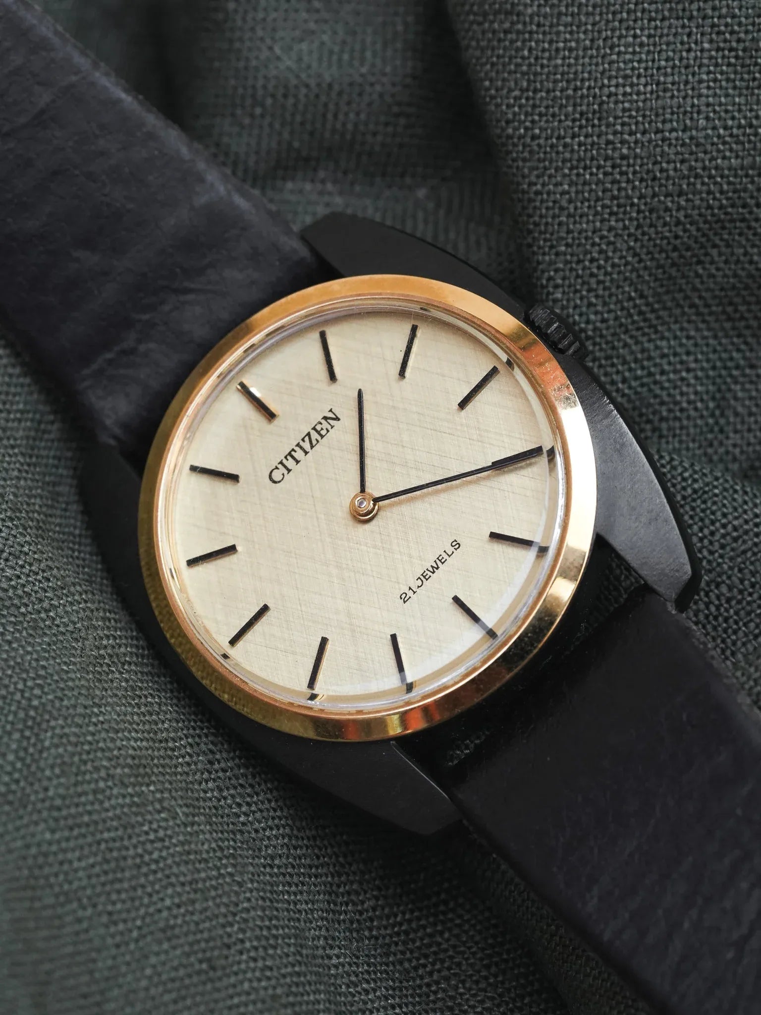 Citizen - Tonneau Noir Or - NOS - 1980s - Atelier Victor