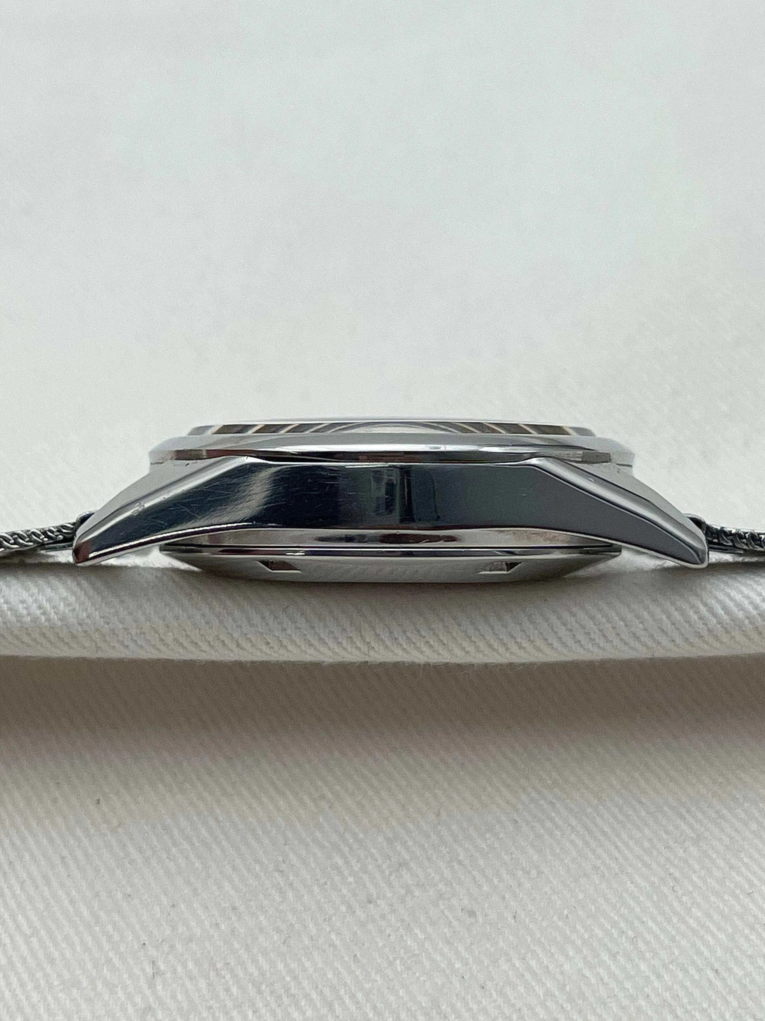Citizen - V2 Black Dial - 1980s - Atelier Victor Paris - Vintage Watch Shop Dubai