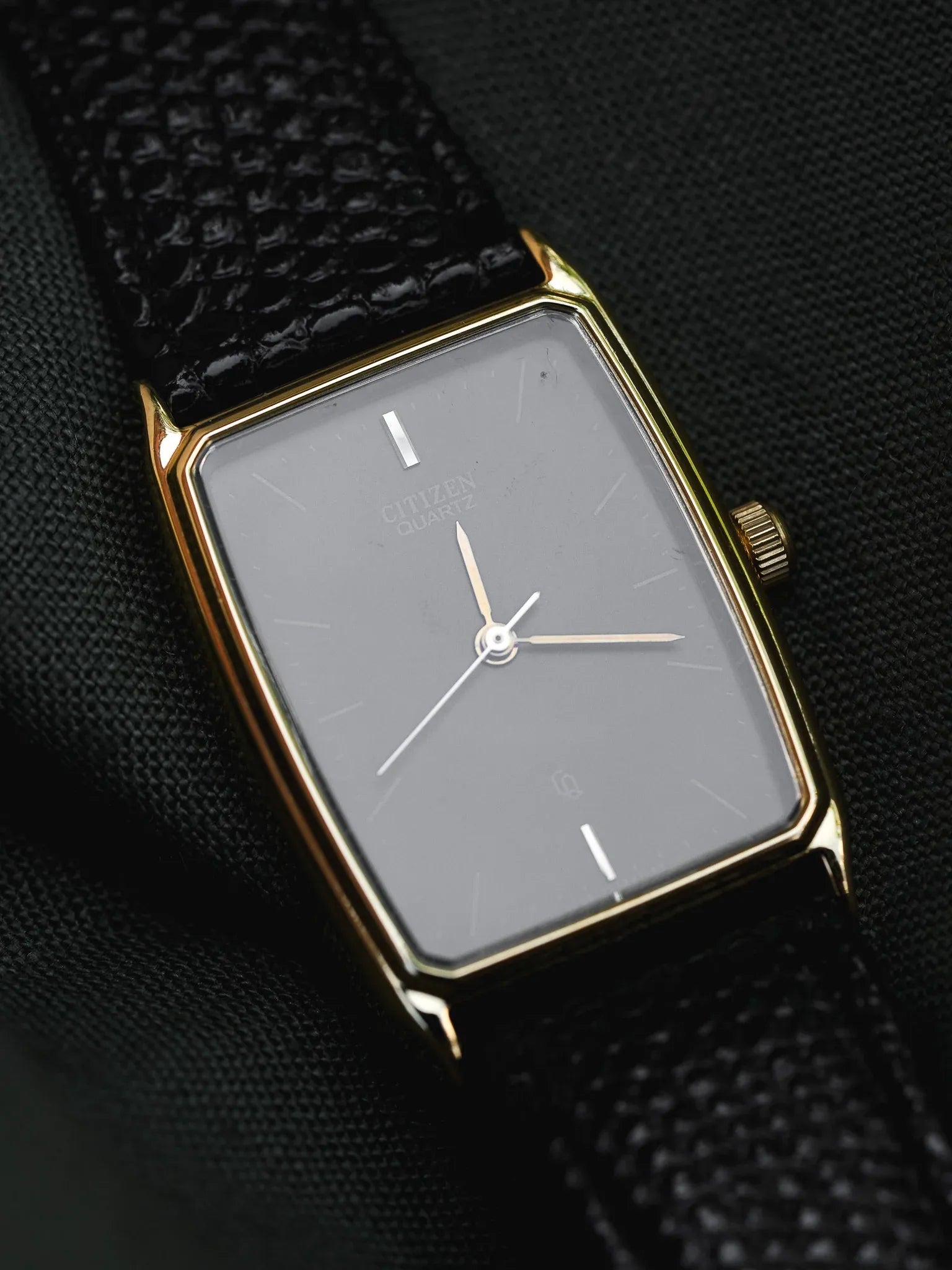 Citzen - Tank Allongée Noir Or - NOS - 1980s - Atelier Victor