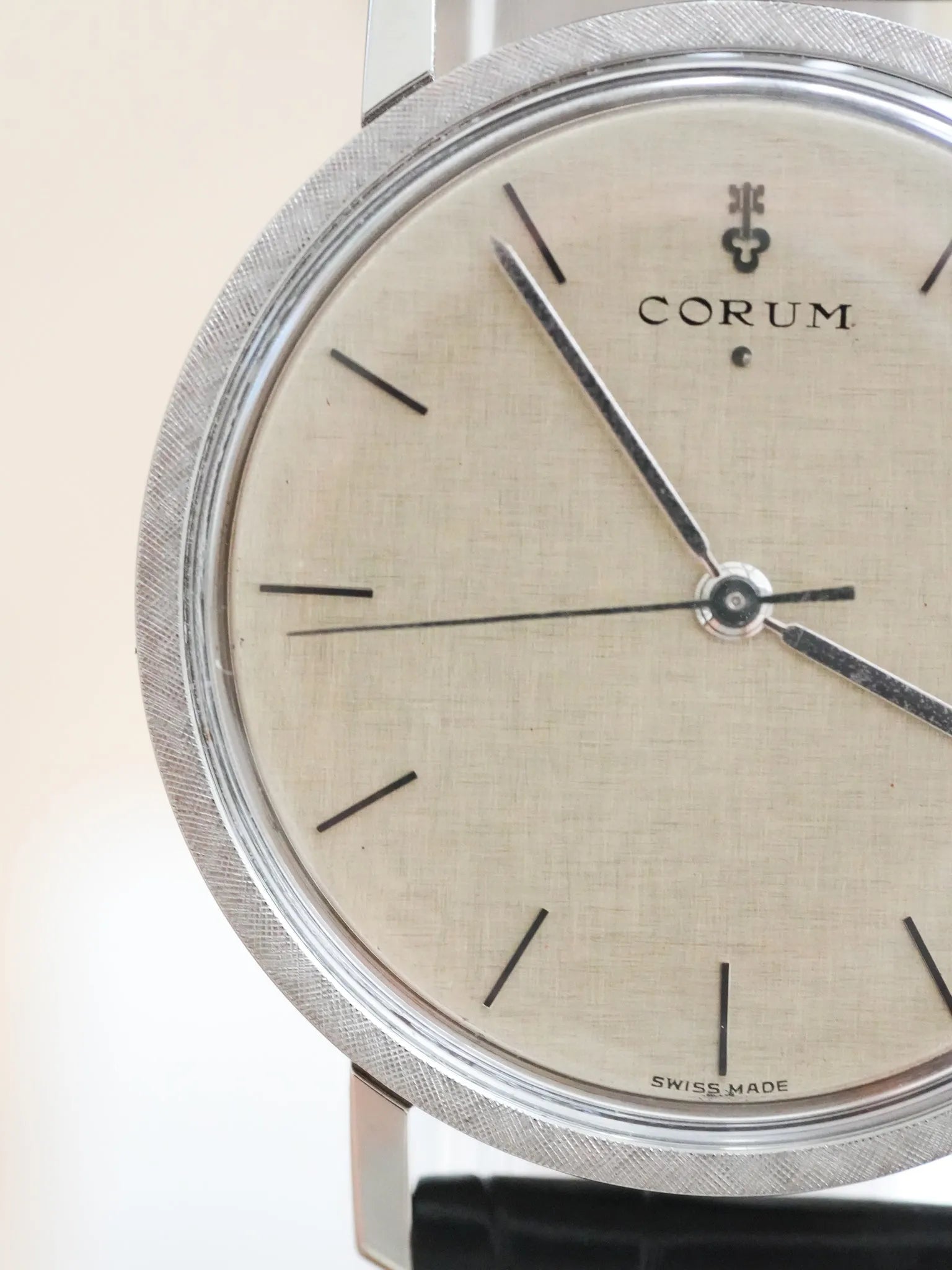 Corum - Acier Cadran Lin Argent - 1980s - Atelier Victor - Vintage  Shop