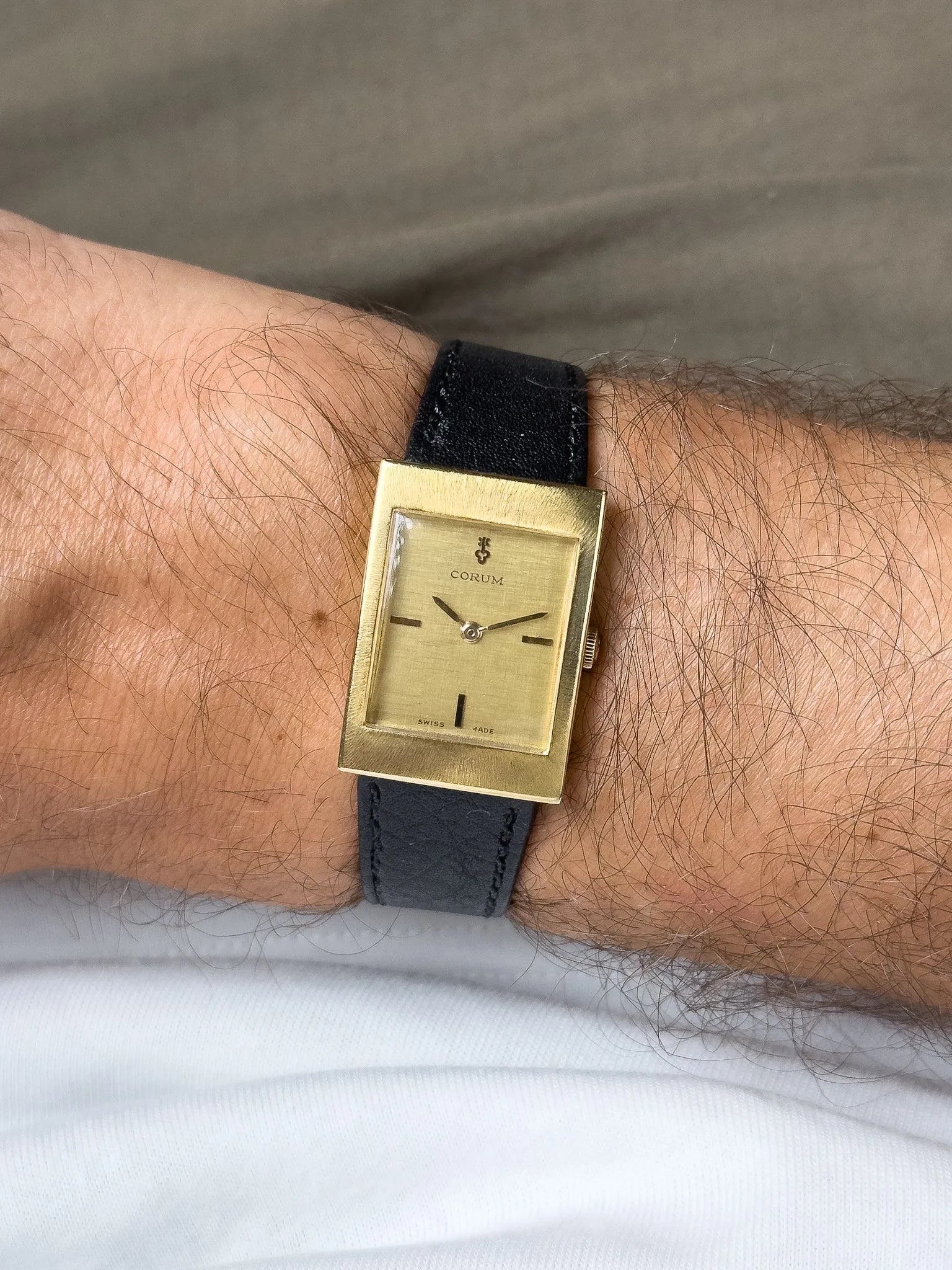 Corum - Tank Or Jaune 18k Cadran lin - 1970s - Atelier Victor