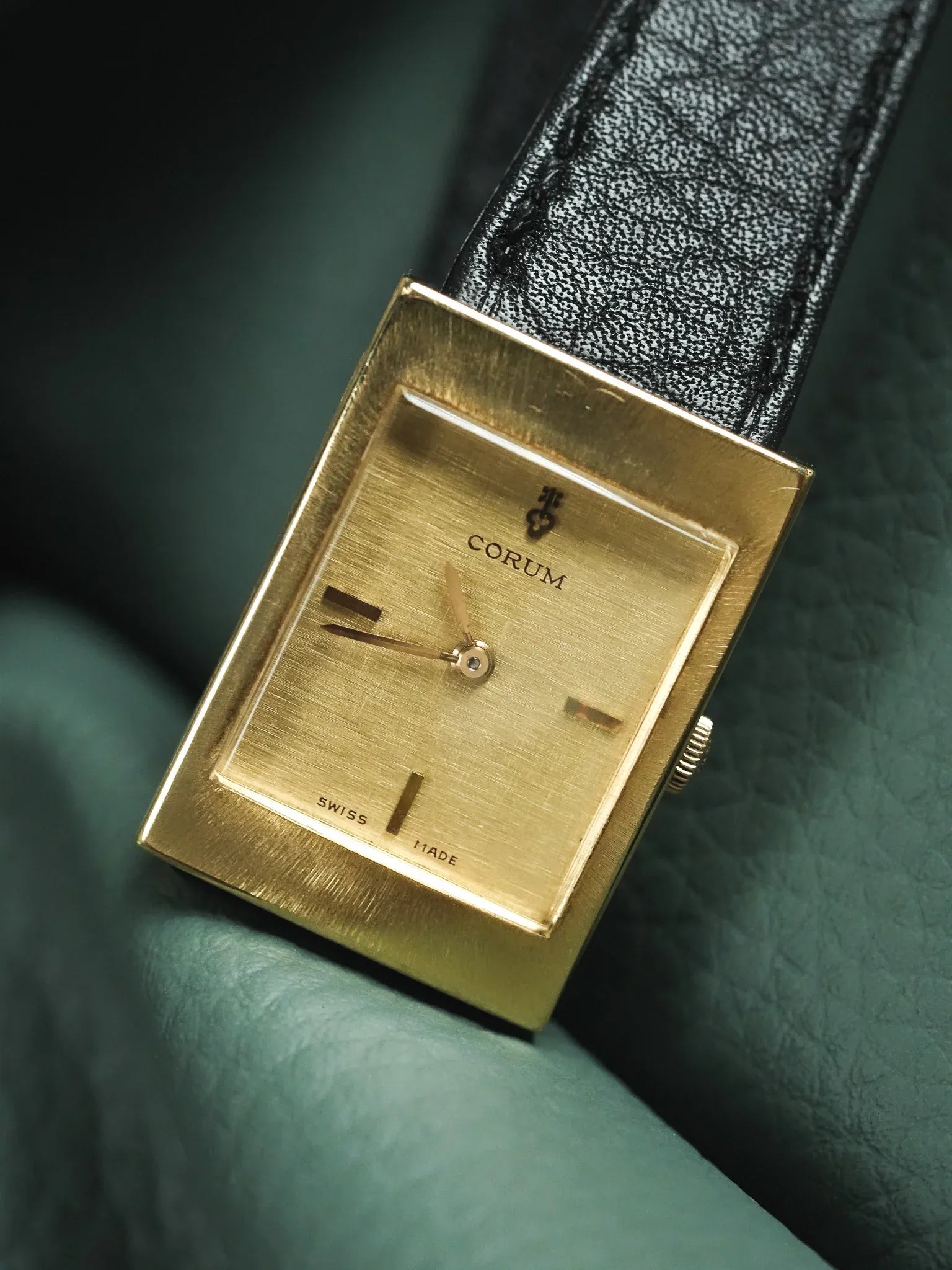 Corum - Tank Or Jaune 18k Cadran lin - 1970s - Atelier Victor