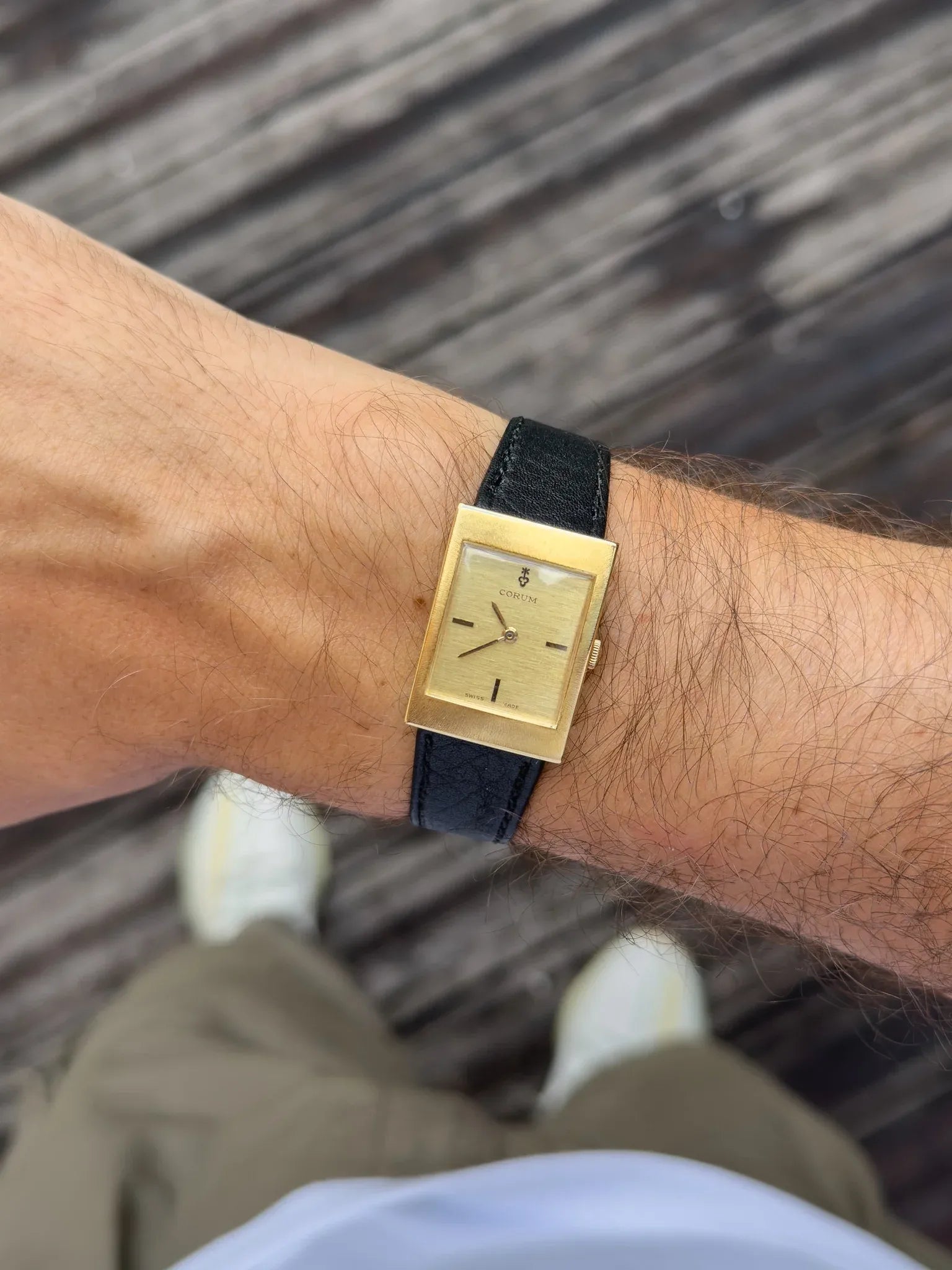 Corum - Tank Or Jaune 18k Cadran lin - 1970s - Atelier Victor