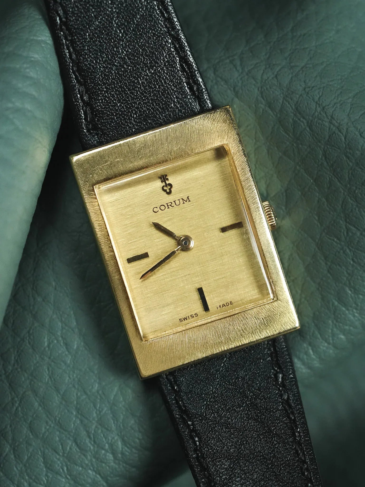 Corum - Tank Or Jaune 18k Cadran lin - 1970s - Atelier Victor