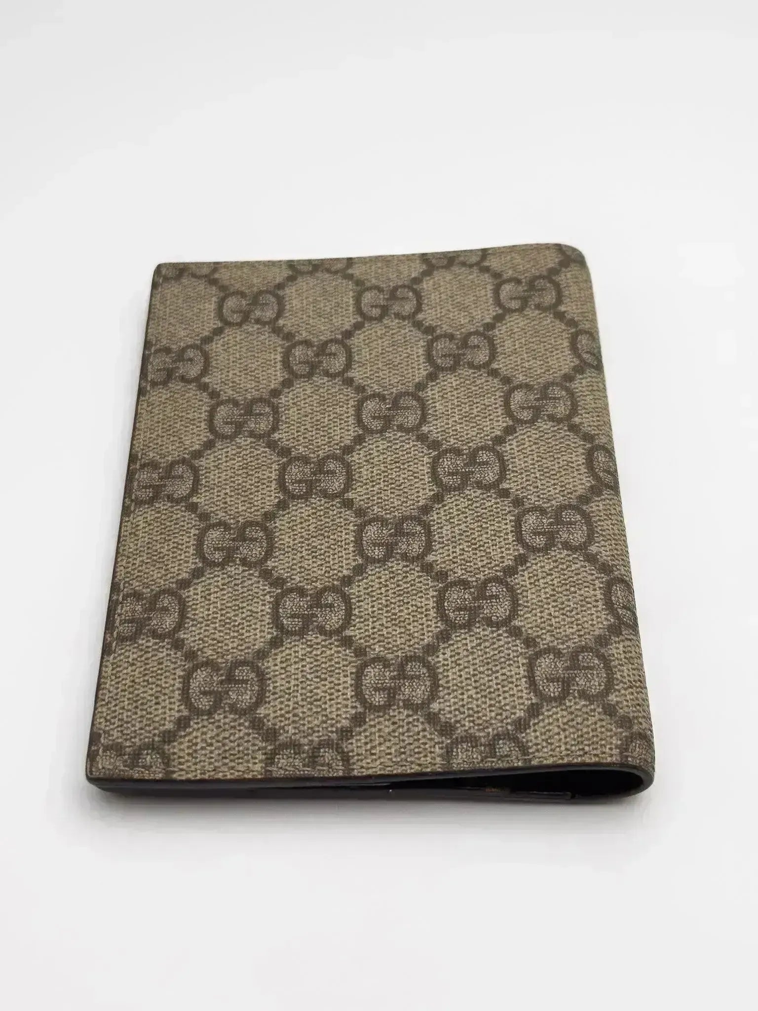 Gucci - Passport case in GG canvas