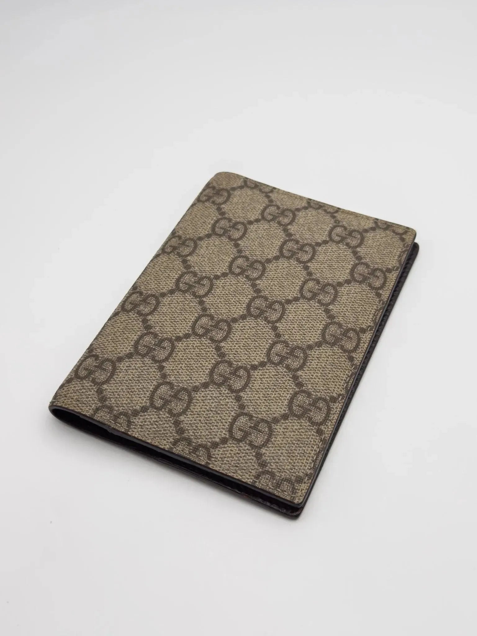 Gucci - Étui pour passeport en toile GG - Atelier Victor - Vintage  Shop