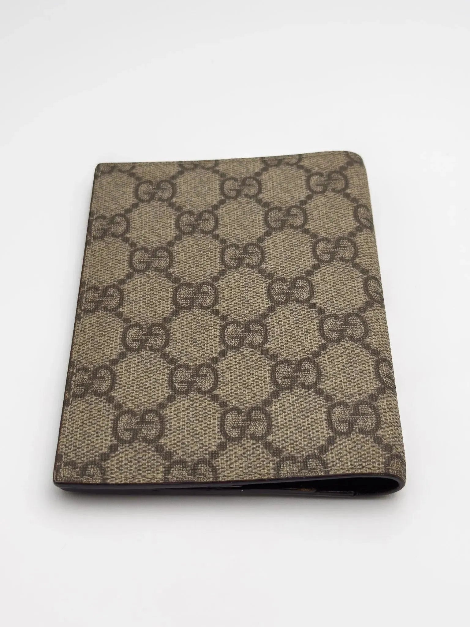 Gucci - Étui pour passeport en toile GG - Atelier Victor - Vintage  Shop