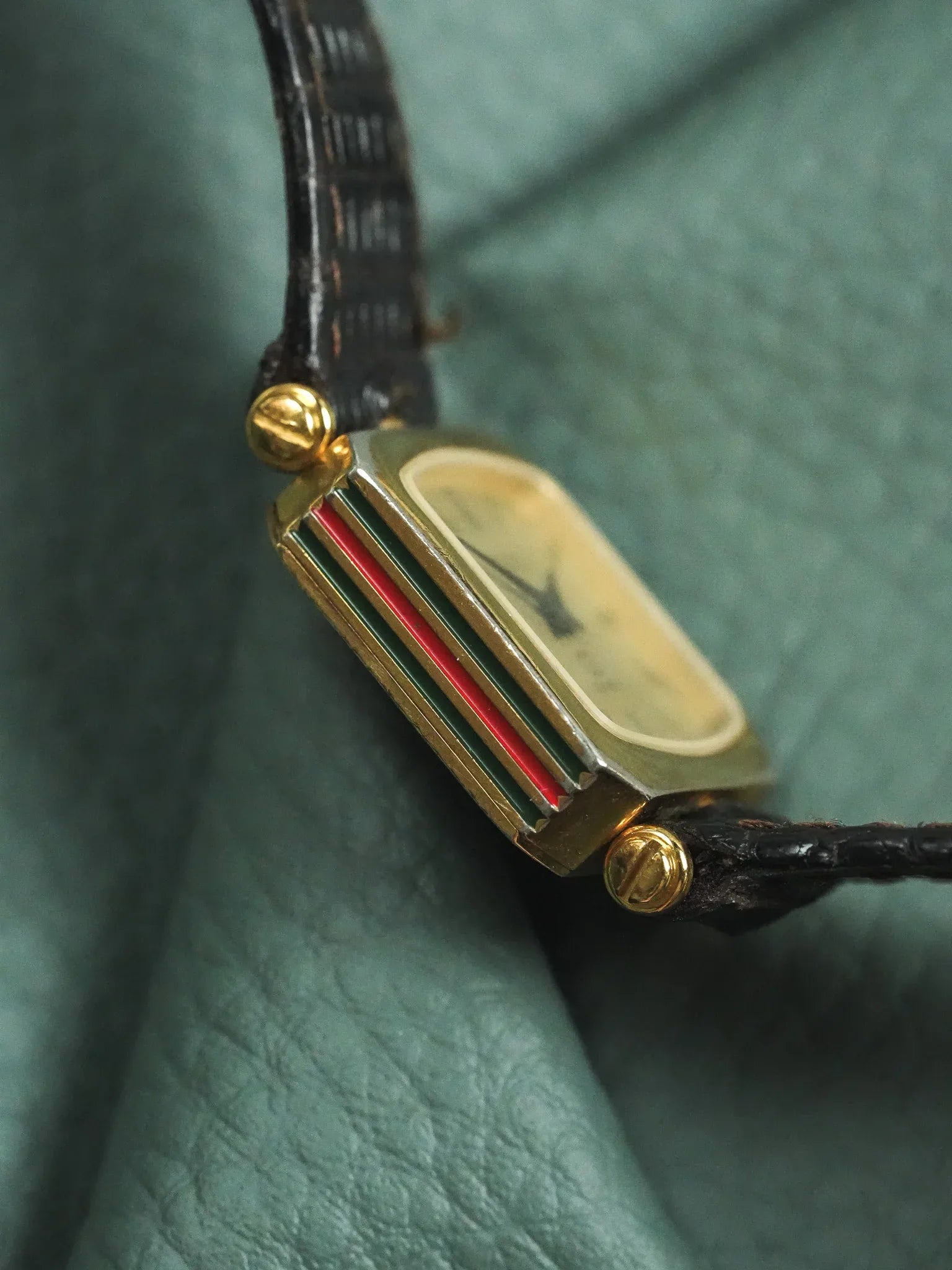 Gucci - Femme Coussin Or Laque GG Rouge - 1990s - Atelier Victor