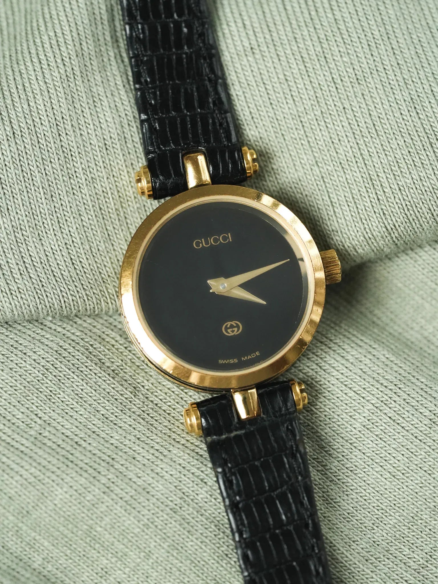 Gucci - Mini Ronde Or laque noir cornes centrales - 1990s - Atelier Victor