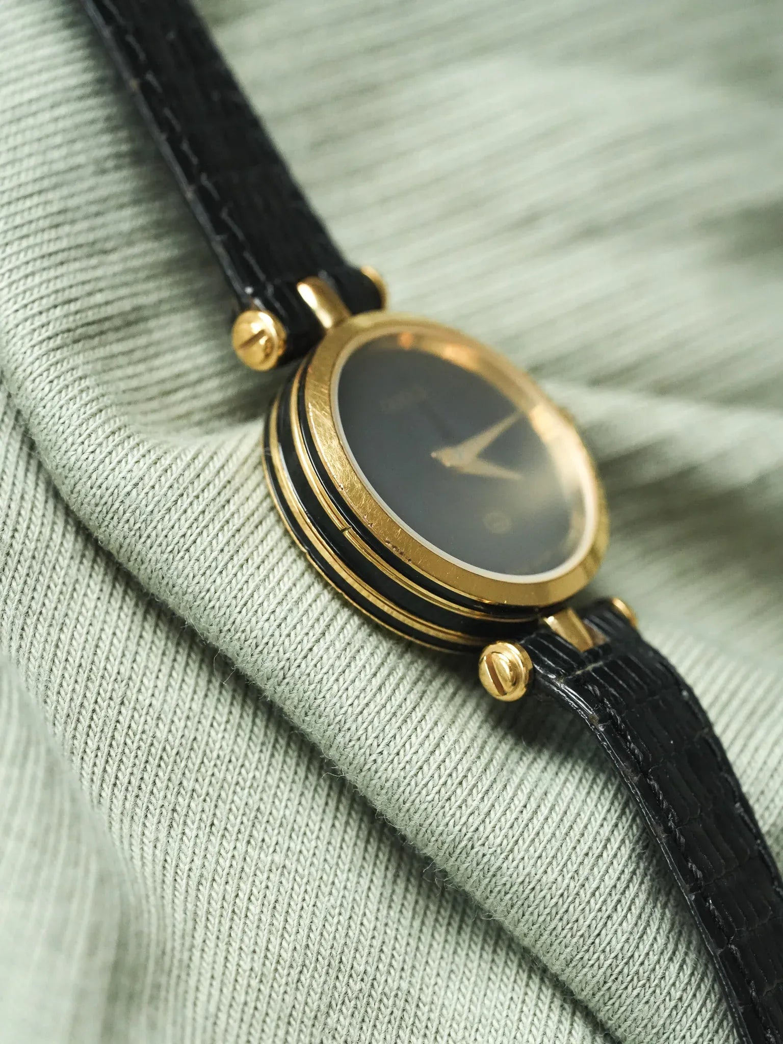 Gucci - Mini Ronde Or laque noir cornes centrales - 1990s - Atelier Victor