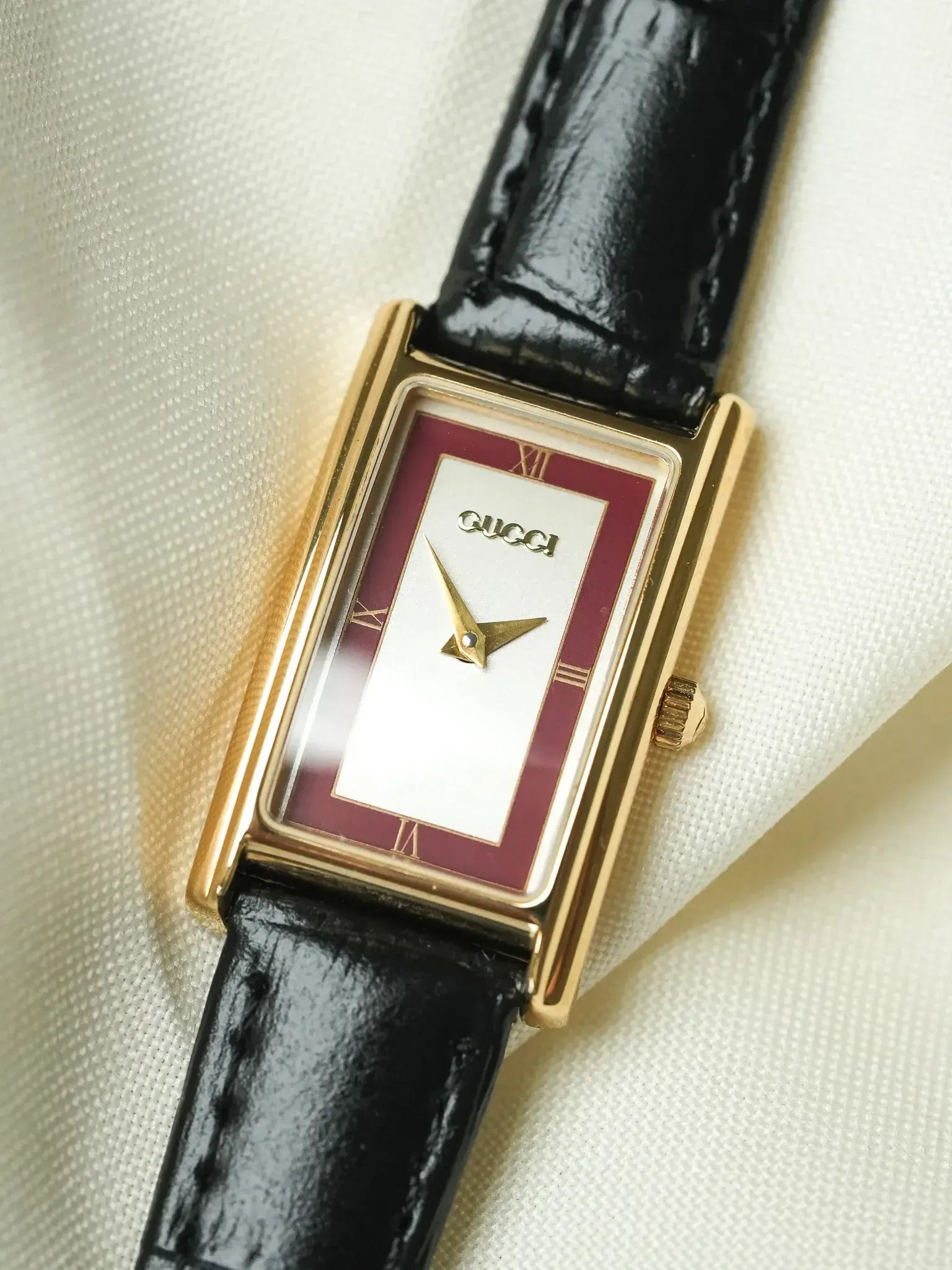 182 稼働 GUCCI　時計　レディース　ゴールド　スクエア　ワインレッド Gucci - Mini Tank Gold Plated Silver Red Dial - 1990s