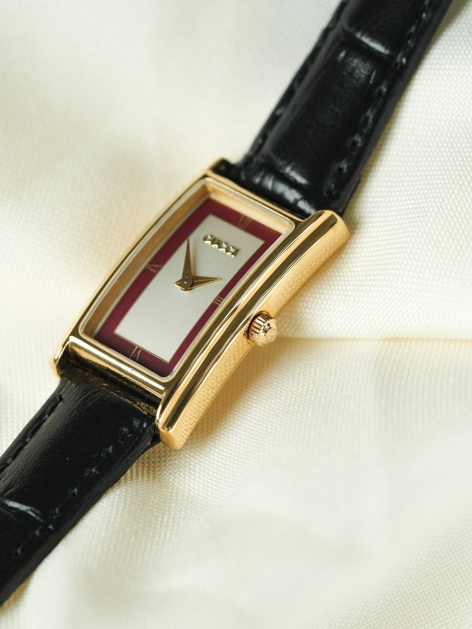 Gucci - Mini Tank Plaqué Or Cadran Argent Rouge - 1990s - Atelier Victor