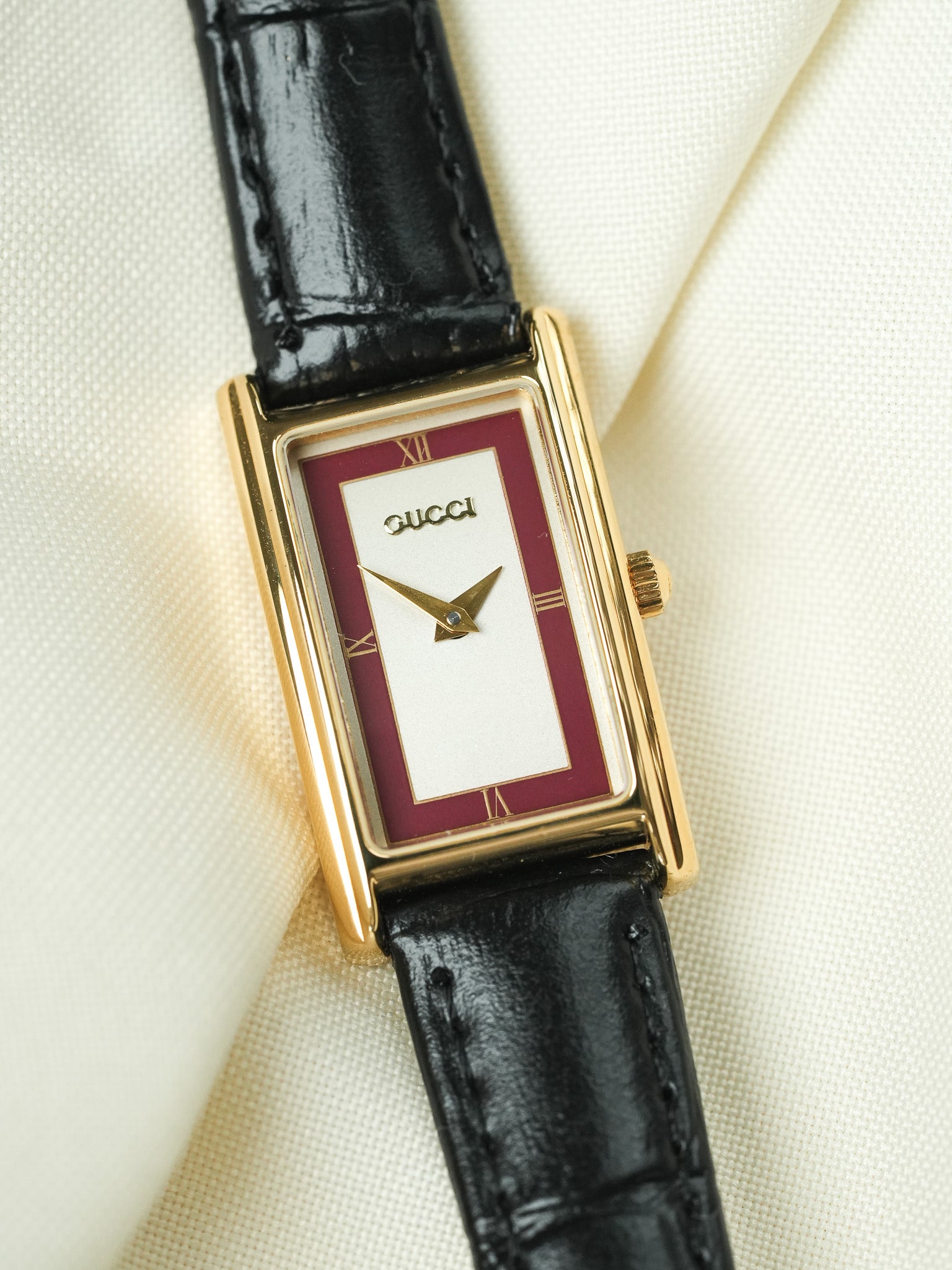 Gucci - Mini Tank Plaqué Or Cadran Argent Rouge - 1990s - Atelier Victor