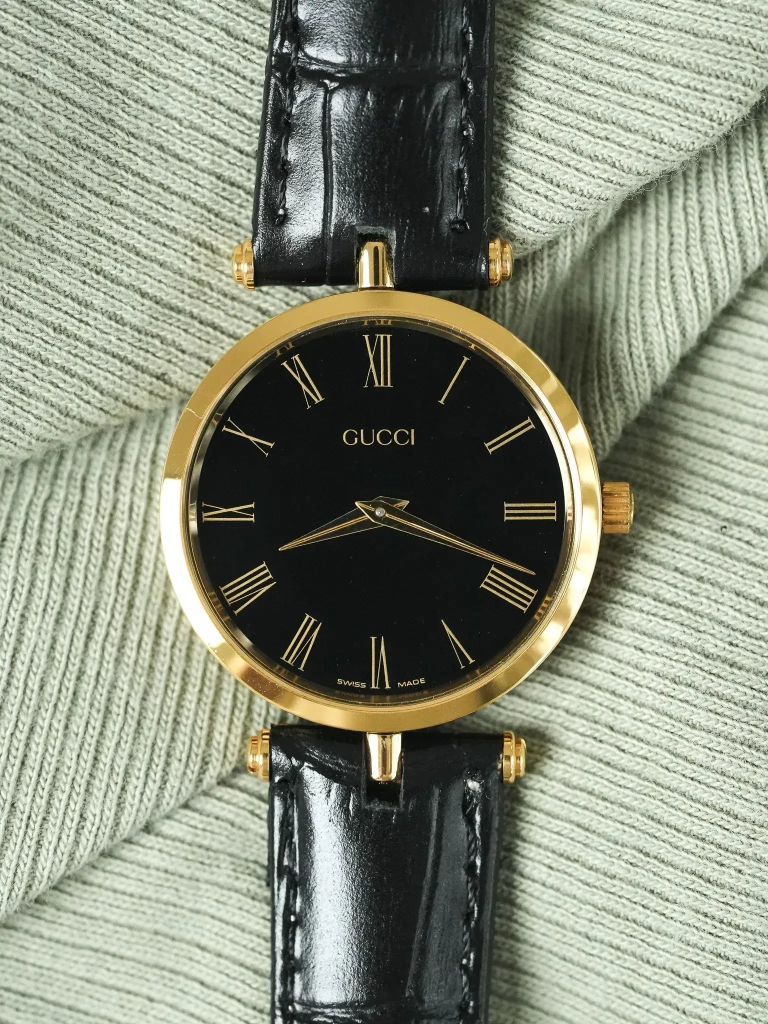 Gucci - Round Gold and Black case black lacquer Gucci - 1990s