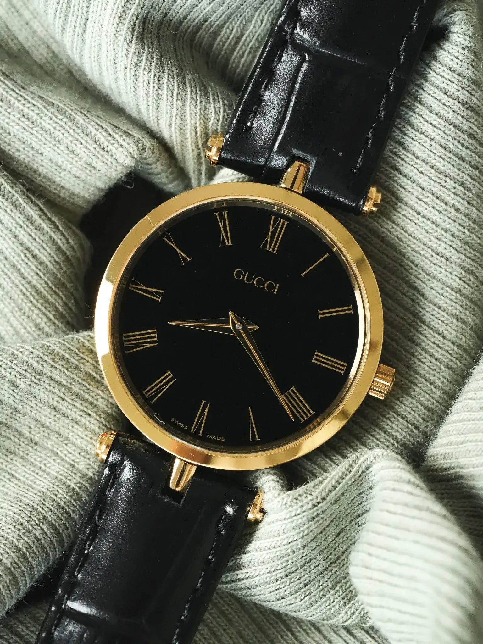 Gucci - Round Gold and Black case black lacquer Gucci - 1990s