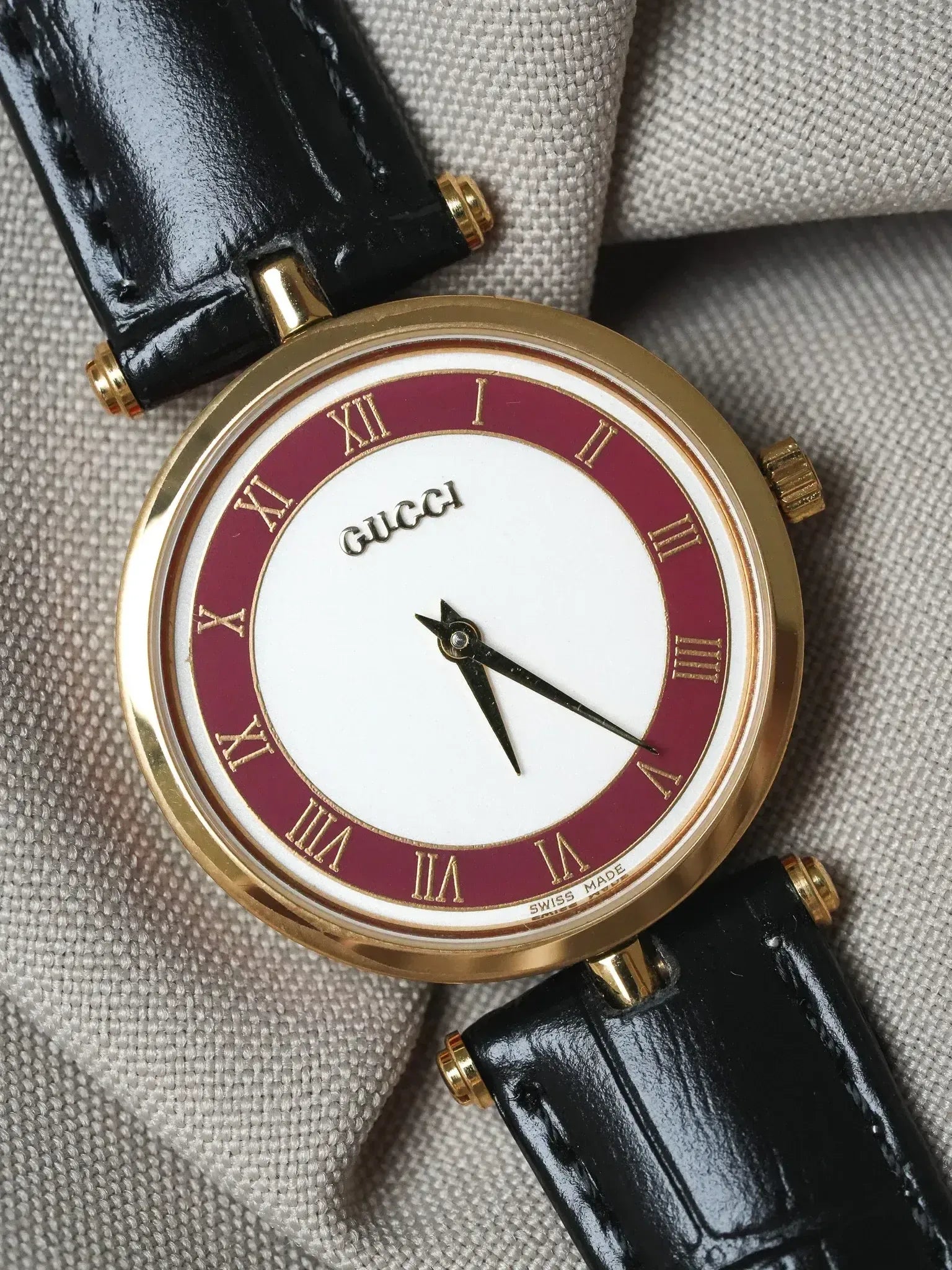 Gucci - Round Gold and red case with red lacquer Gucci - 1990s