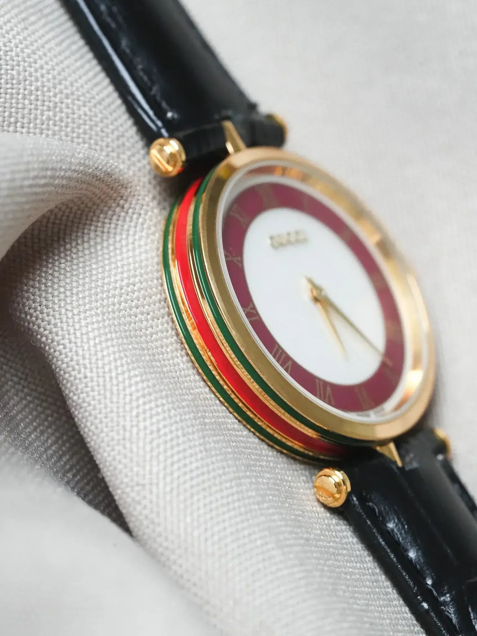 Gucci - Round Gold and red case with red lacquer Gucci - 1990s