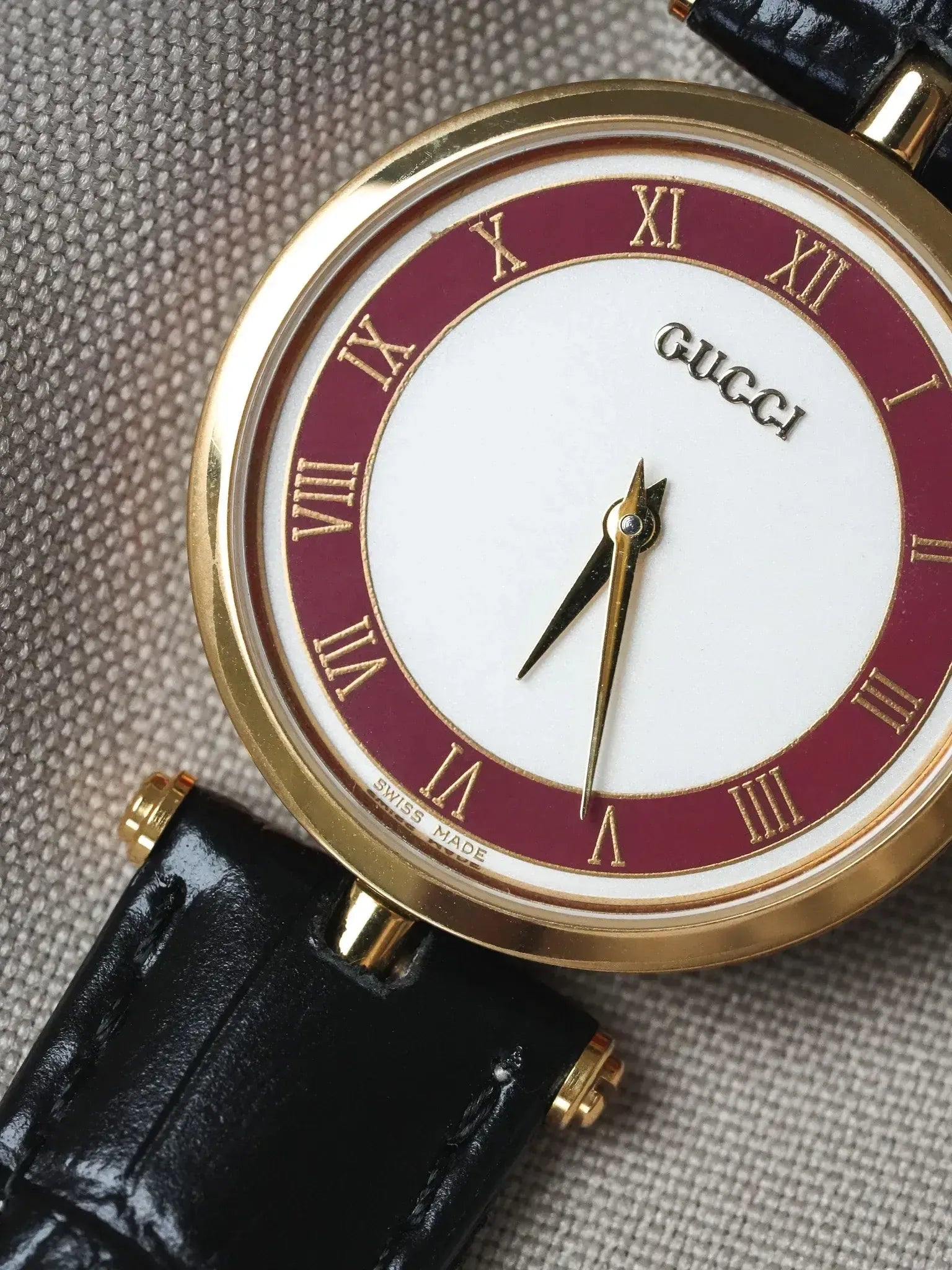 Gucci - Round Gold and red case with red lacquer Gucci - 1990s