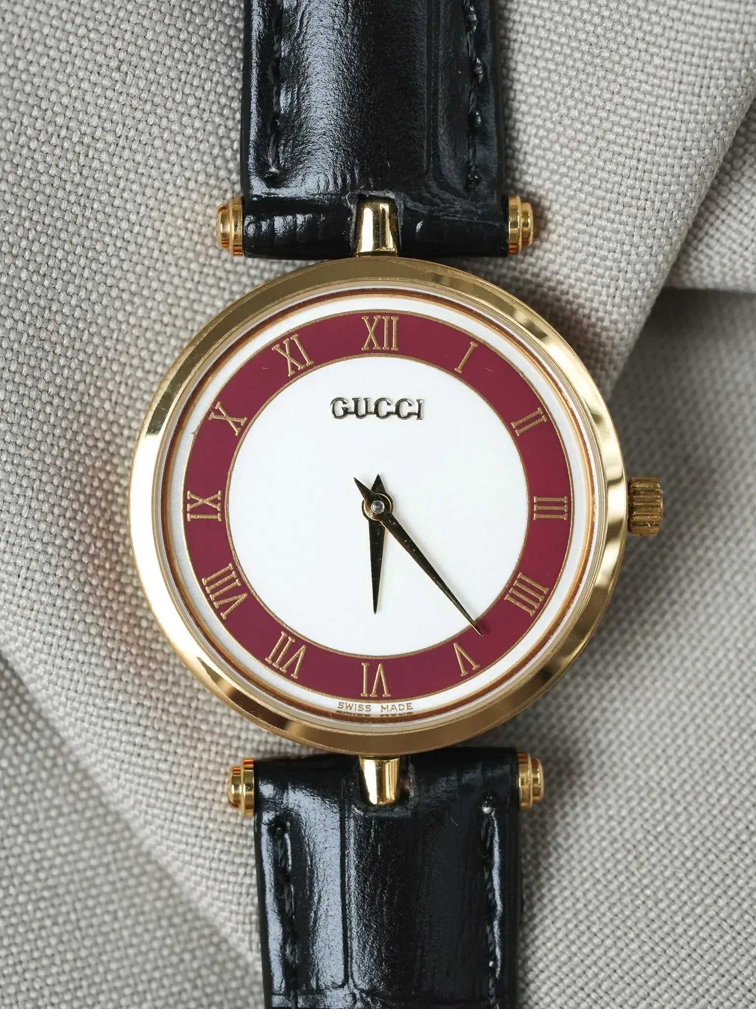 Gucci - Round Gold and red case with red lacquer Gucci - 1990s