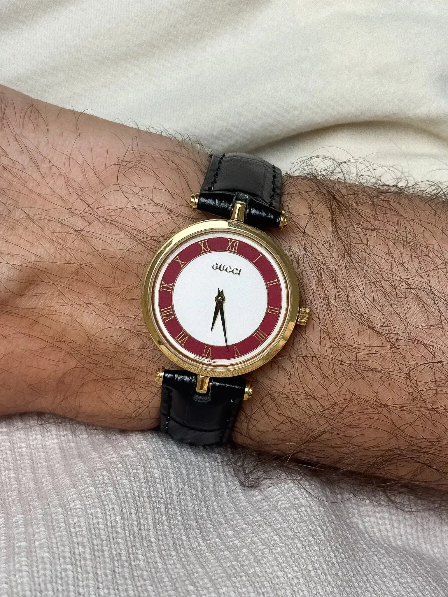 GUCCI オールドグッチ ヴィンテージ GG カフスボタン ゴールド レッド Gucci - Round Gold and red case with red lacquer Gucci - 1990s