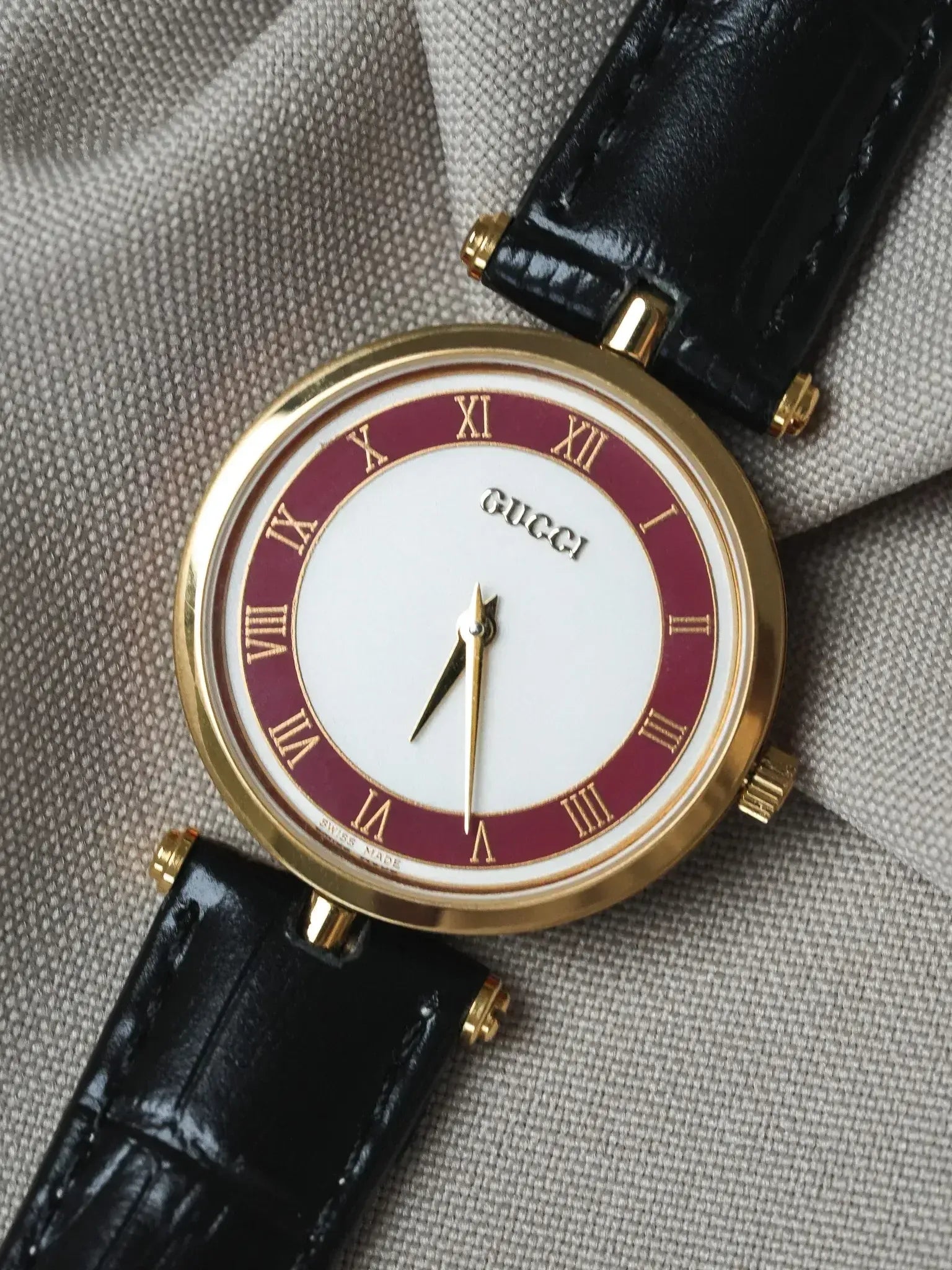 Gucci - Round Gold and red case with red lacquer Gucci - 1990s