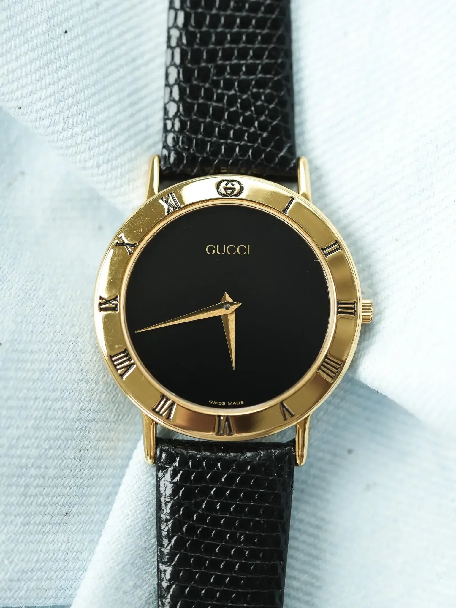 GUCCI ローマン ゴールド ブラック文字盤 レディース腕時計 1352 Gucci Black Dial Gold-Plated Roman Numeral Watch Ladies
