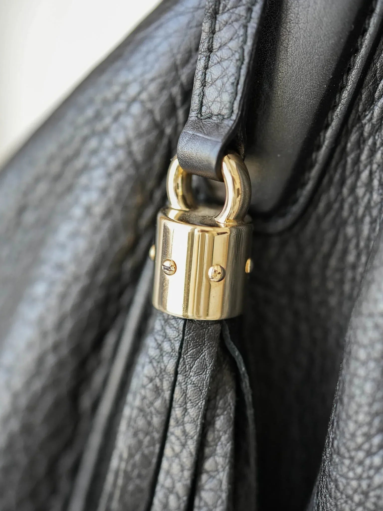 Gucci - Sac à main Soho en cuir noir - Atelier Victor