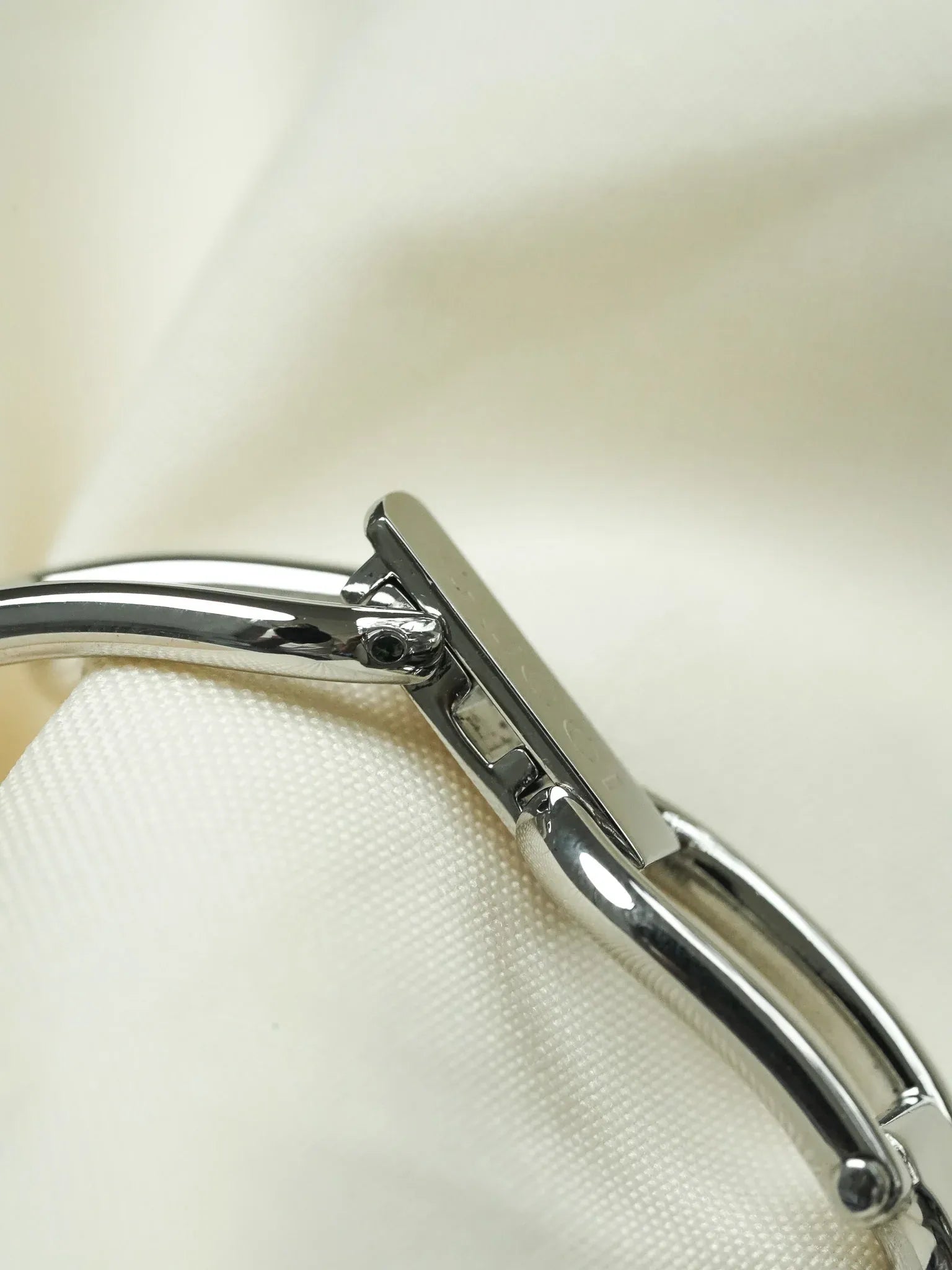 Gucci - Tank Bracelet Jonc Acier Cadran nacre - 1990s - Atelier Victor