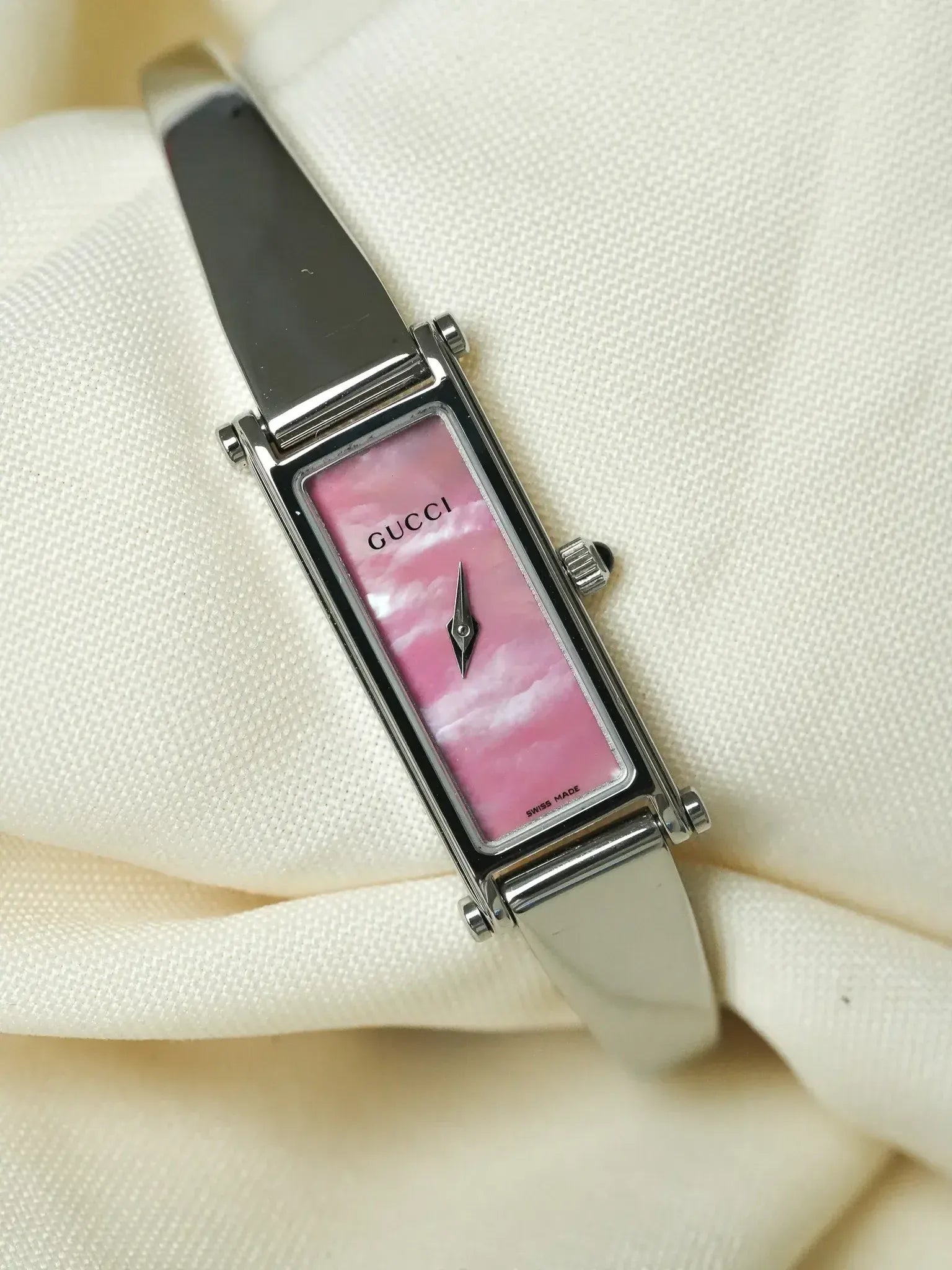 時計 GUCCI LADIES Pearl Pink Bangle 6800L GUCCI 6800L Series Mother-of-pearl Dial Diamond Accented Bangle