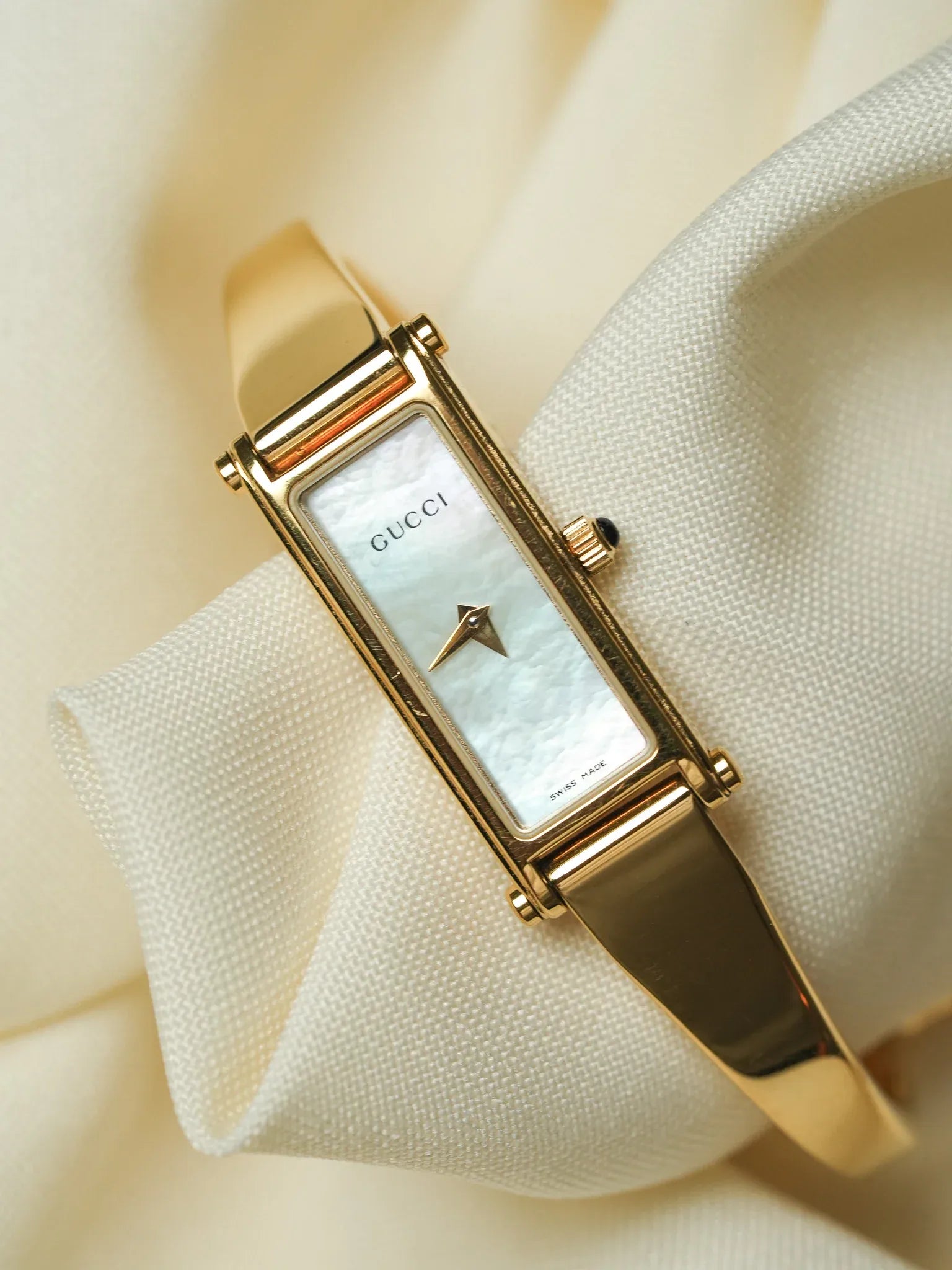 Gucci - Tank Gold Armreif Zifferblatt rosa Perlmutt - 1990s 