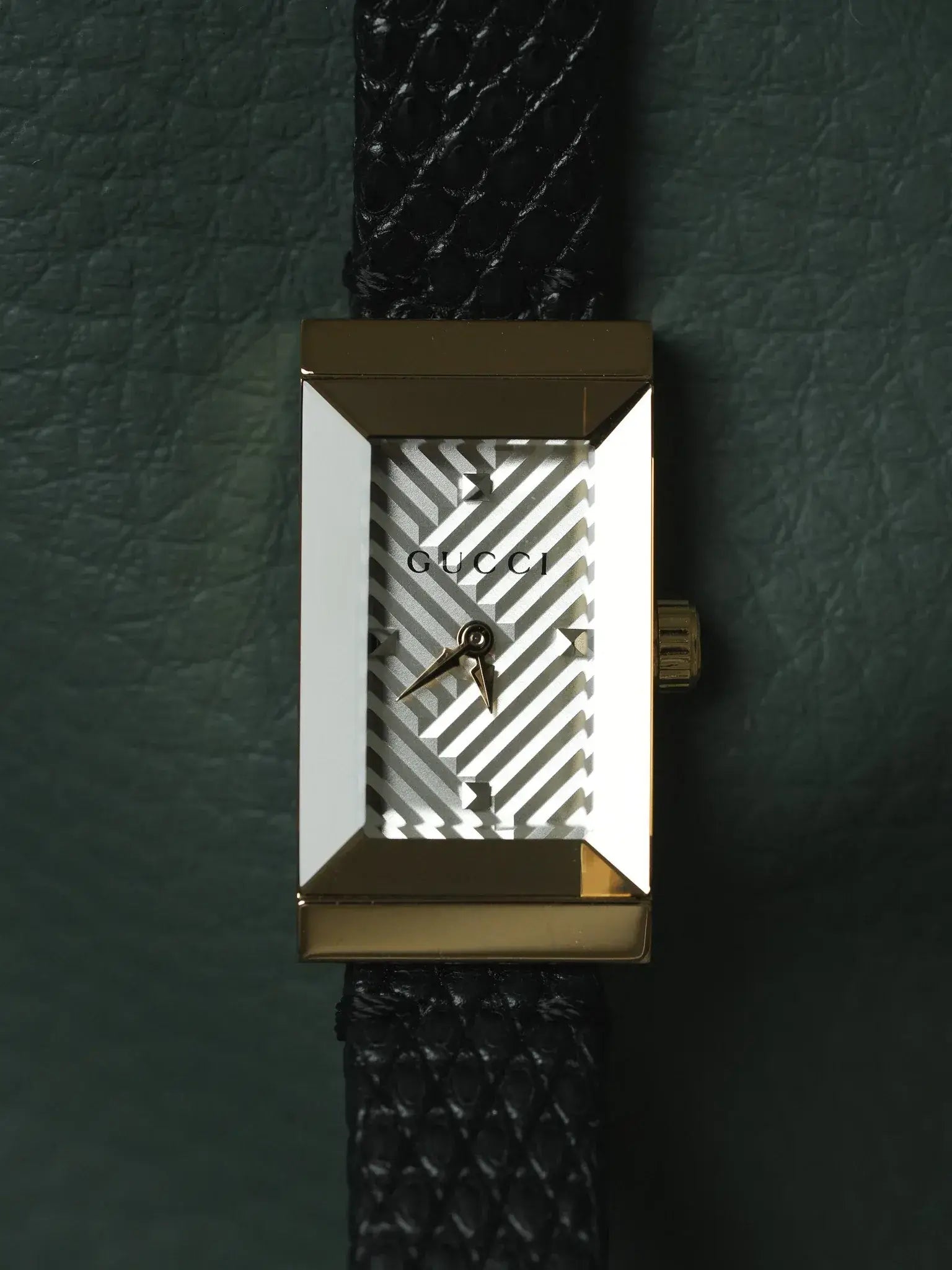 Gucci - Tank Facette Plaqué or cadran chevron acier - papier - 2017 - Atelier Victor