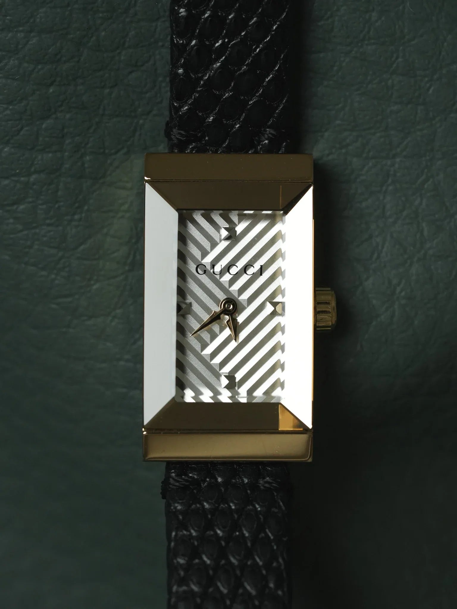 Gucci - Tank Facette Plaqué or cadran chevron acier - papier - 2017 - Atelier Victor