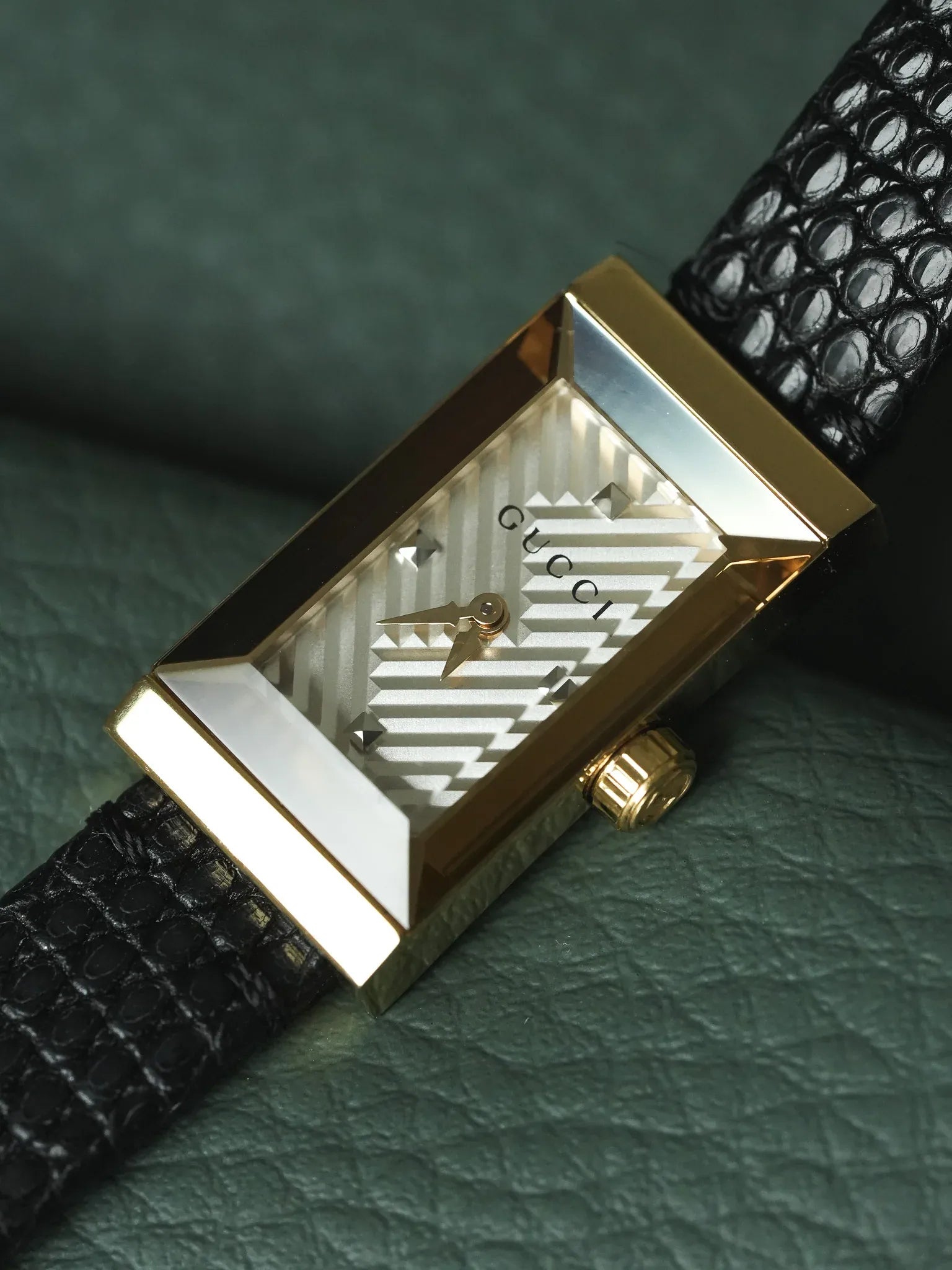 Gucci - Tank Facette Plaqué or cadran chevron acier - papier - 2017 - Atelier Victor