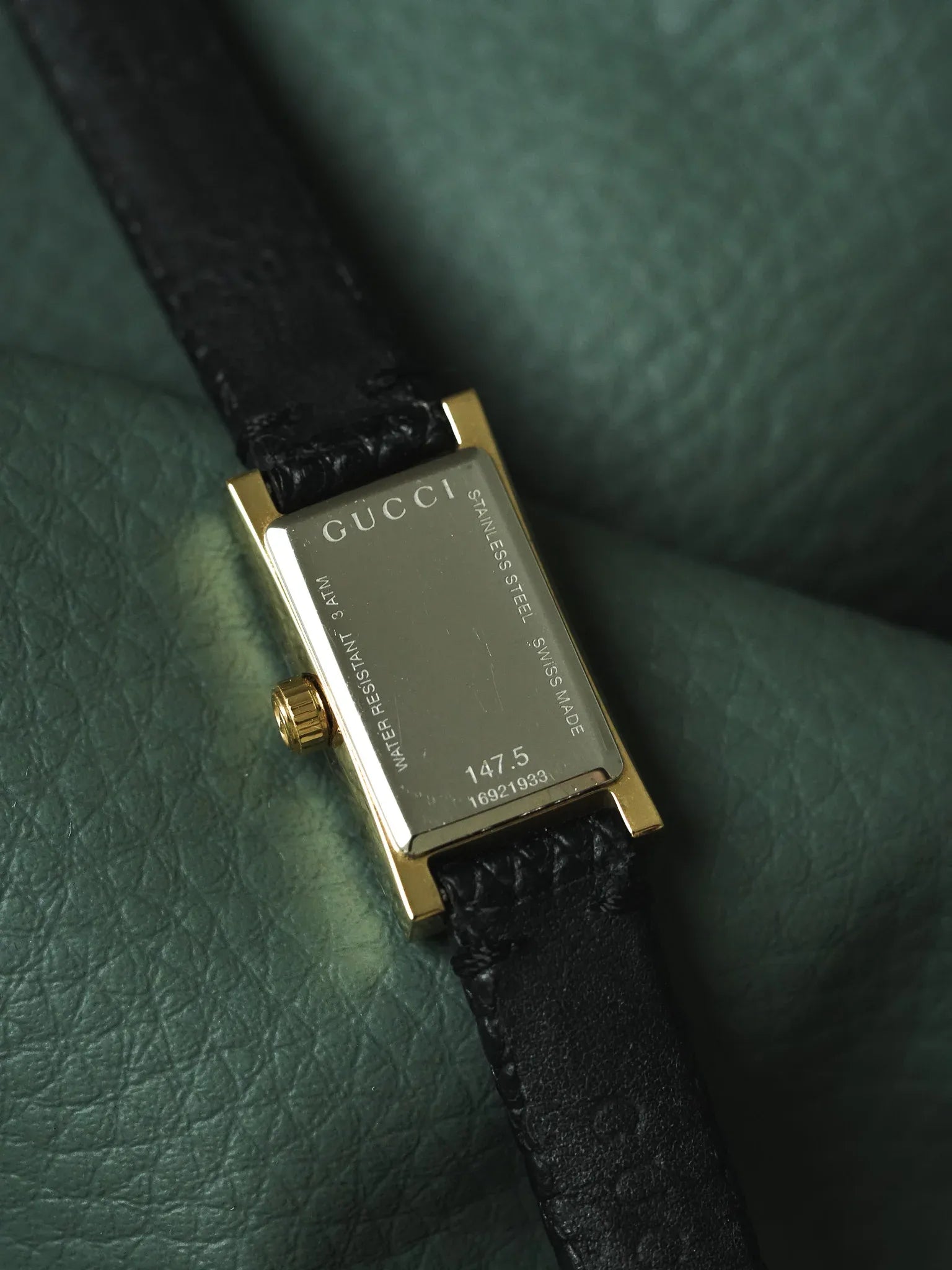 Gucci - Tank Facette Plaqué or cadran chevron acier - papier - 2017 - Atelier Victor