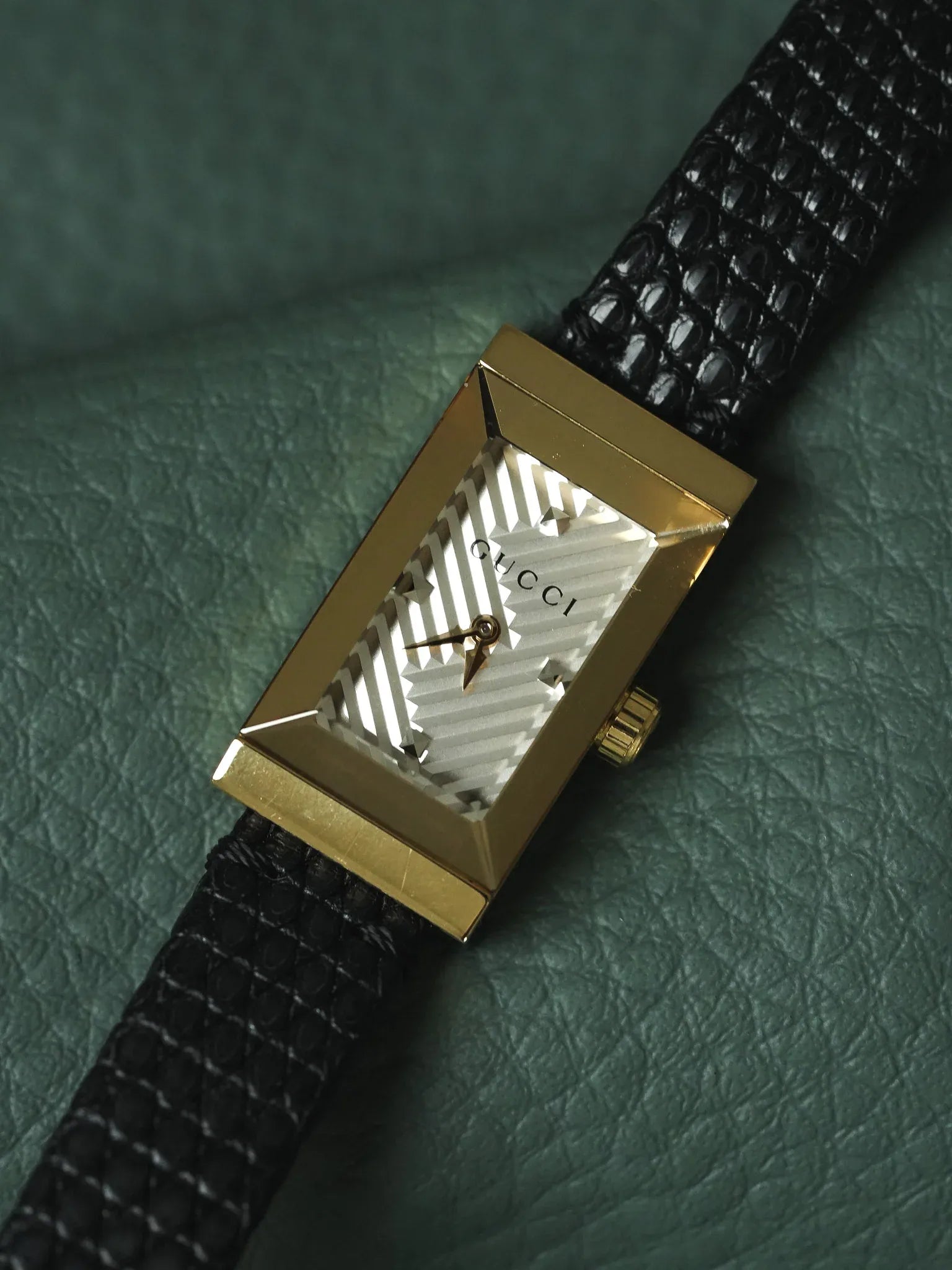 Gucci - Tank Facette Plaqué or cadran chevron acier - papier - 2017 - Atelier Victor