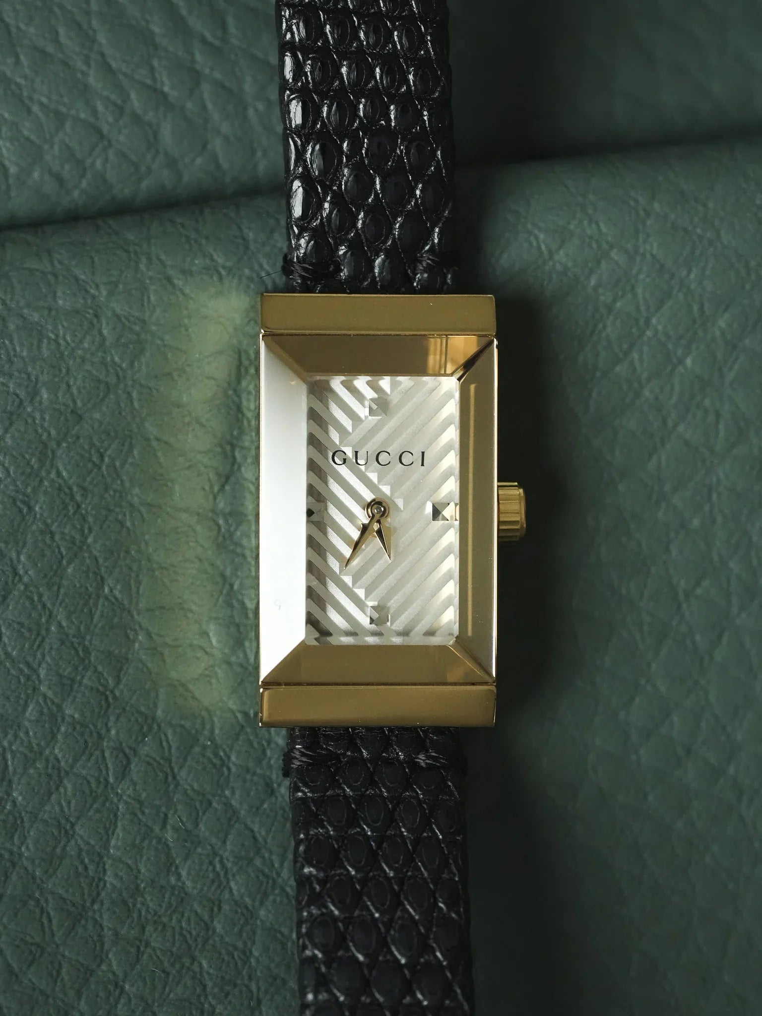 Gucci - Tank Facette Plaqué or cadran chevron acier - papier - 2017 - Atelier Victor