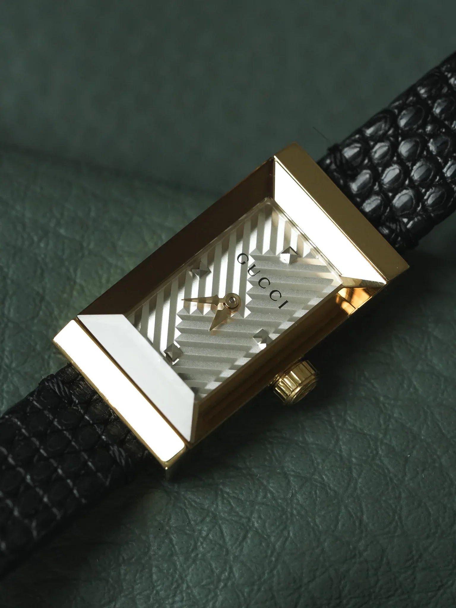 Gucci - Tank Facette Plaqué or cadran chevron acier - papier - 2017 - Atelier Victor