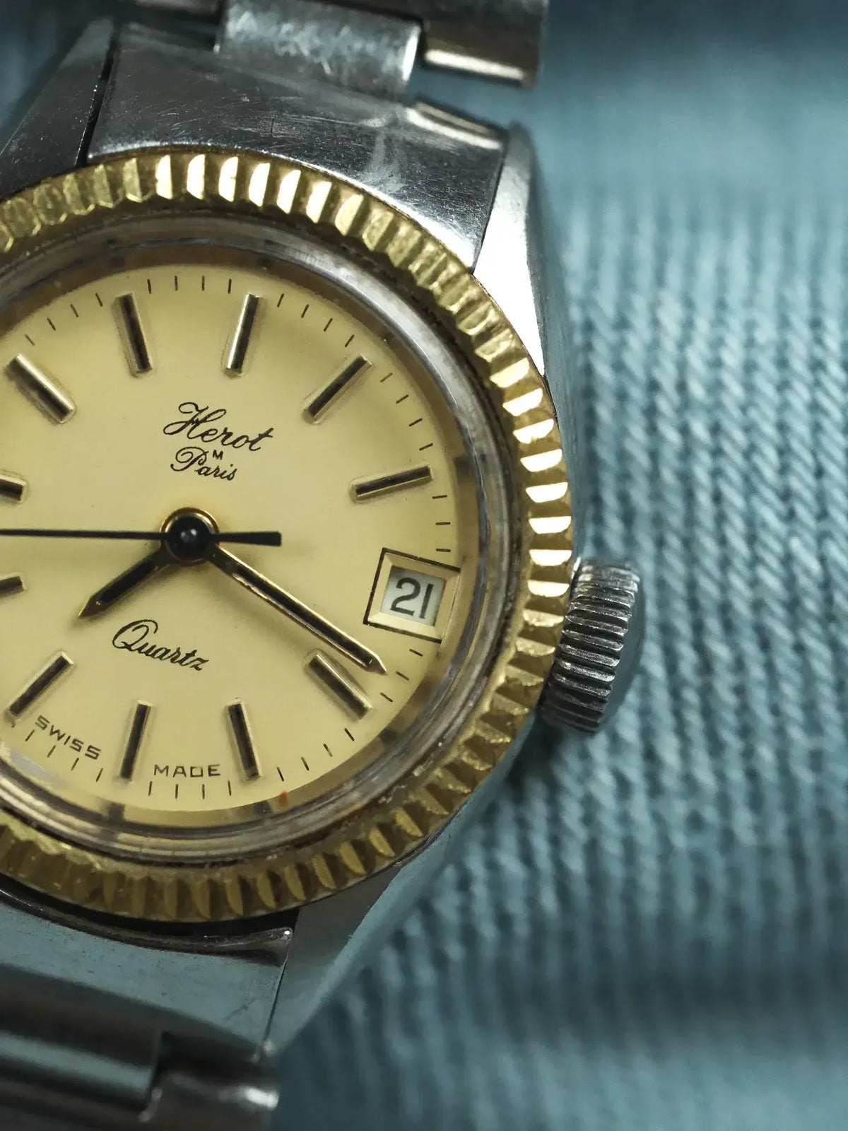 Herot Paris vintage quartz watch with cream dial, gold bezel, and date window