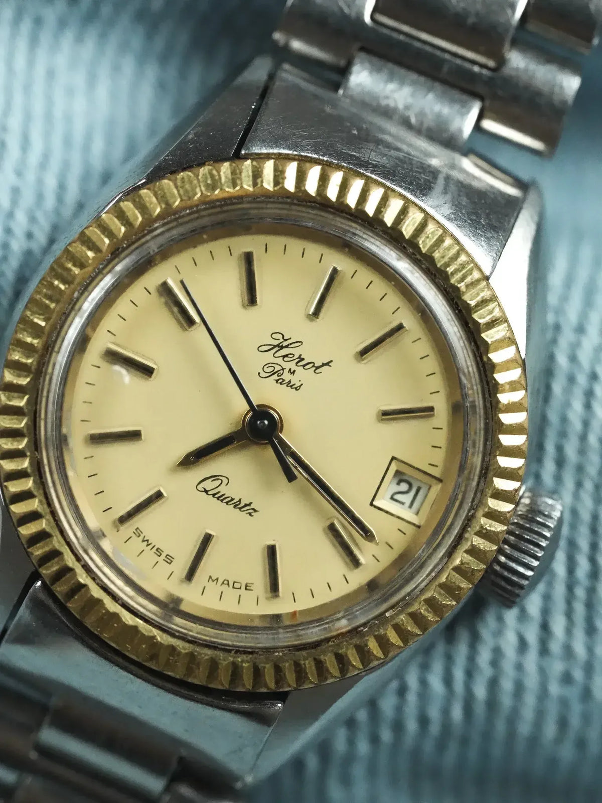 Herot Paris vintage quartz watch with cream dial, gold bezel, and steel bracelet
